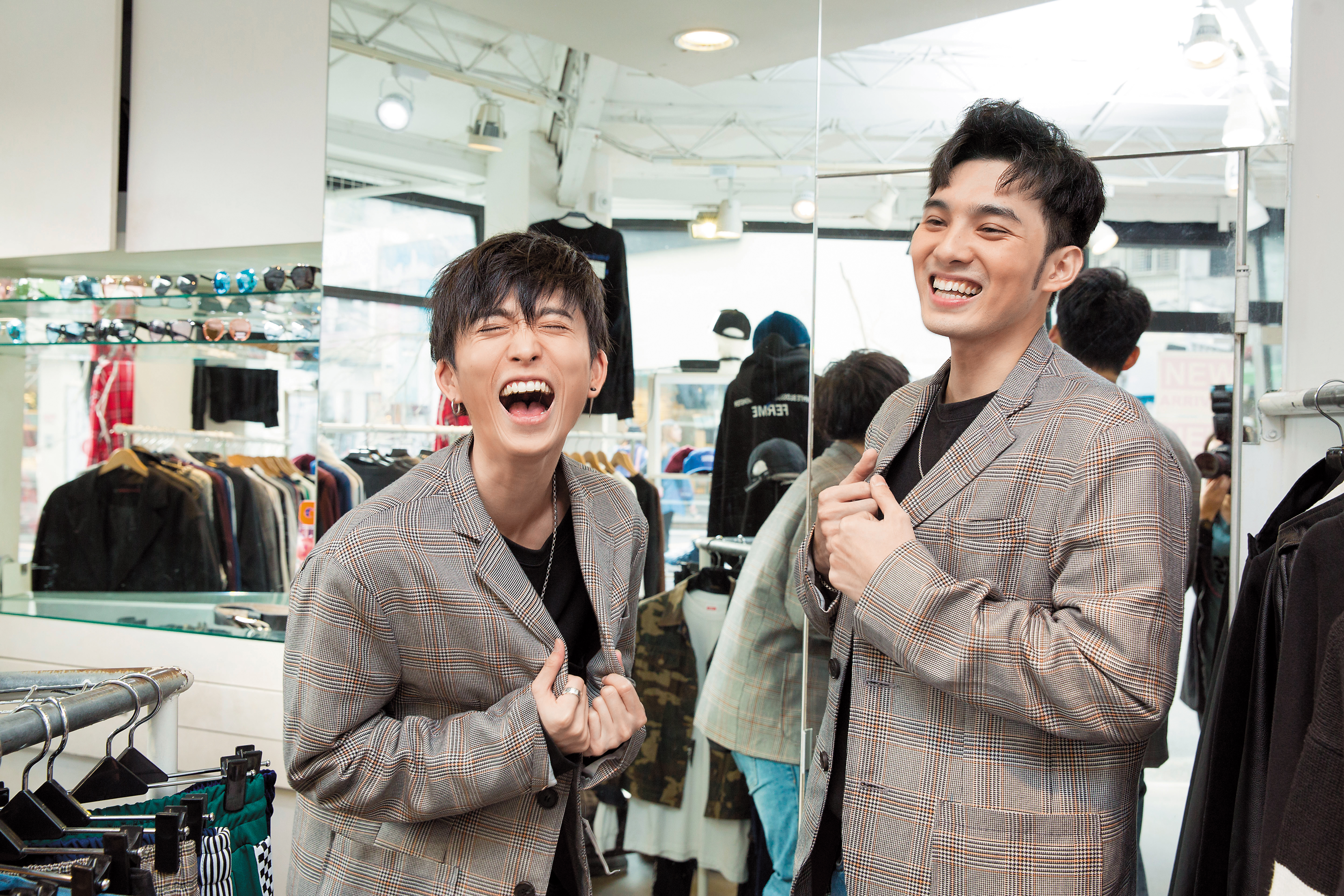 偉晉（右）、邱鋒澤都愛在東區買衣服，兩人幫對方挑行頭，偉晉竟挑了身上一樣的外套給邱鋒澤，兄弟檔穿出CP fu。（A.P.O落肩三扣正裝外套 NT$4,280）