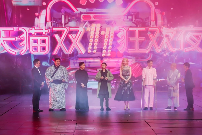 雙11晚會上馬雲身著戲服，站在妮可基嫚身旁，不僅笑談拍攝電影《攻守道》趣事，現場還即興創作剁手歌為雙11慶祝。