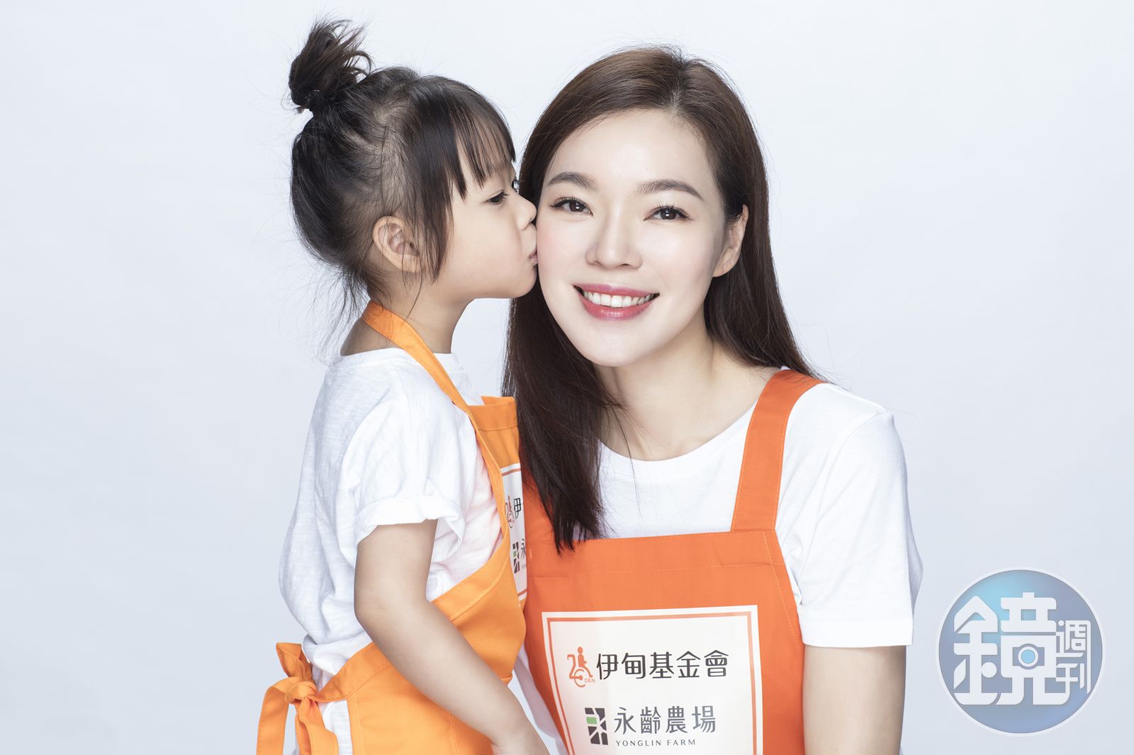 曾馨瑩在生日前一天與小女兒QQ協助伊甸拍攝勸募宣傳照片。