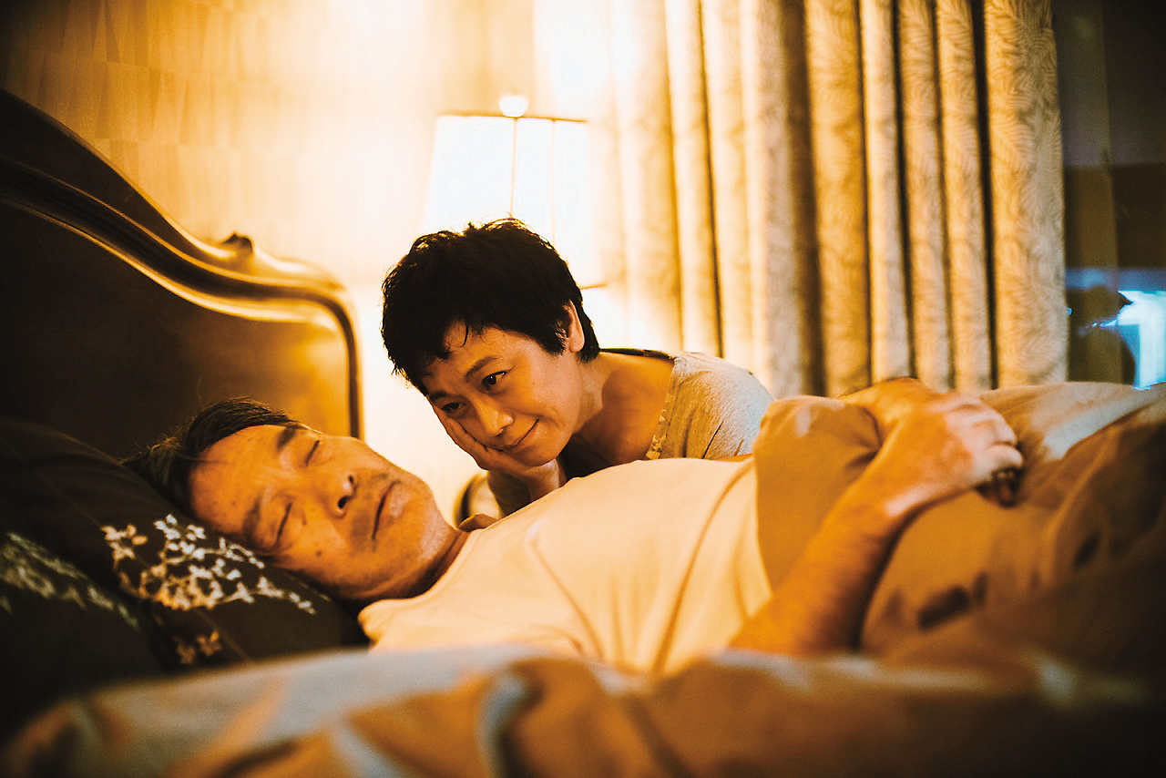 張艾嘉執導的《相愛相親》裡,她與劇中老公田壯壯因為生活磨淡了情,但到最後,又能再把情說出口。(甲上提供)