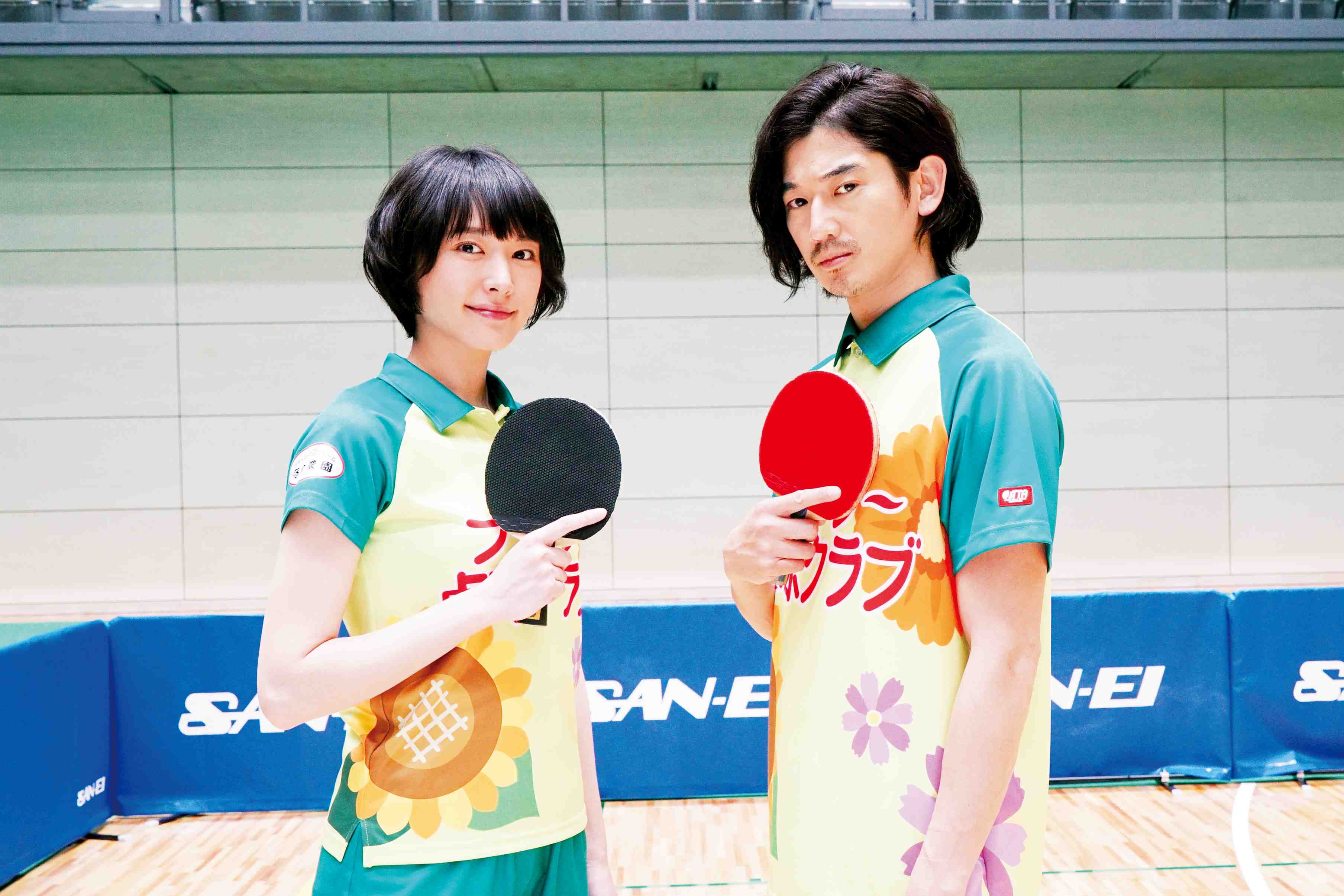 《乒乓少女大逆襲》中，新垣結衣（左）與瑛太從互相討厭，變成男女混打搭檔。（傳影互動提供）