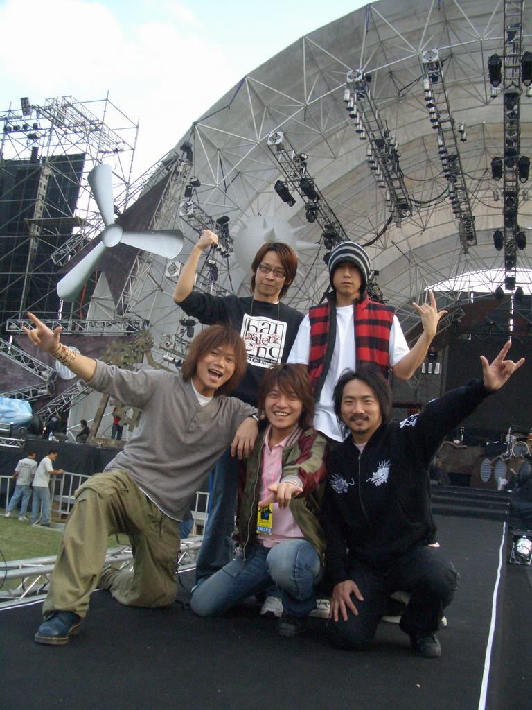 五月天的《Final Home當我們混在一起世界巡迴演唱會》2004年從台南市立體育館聖誕起跑,從此展開天團進軍全球之旅。 (讀者提供)