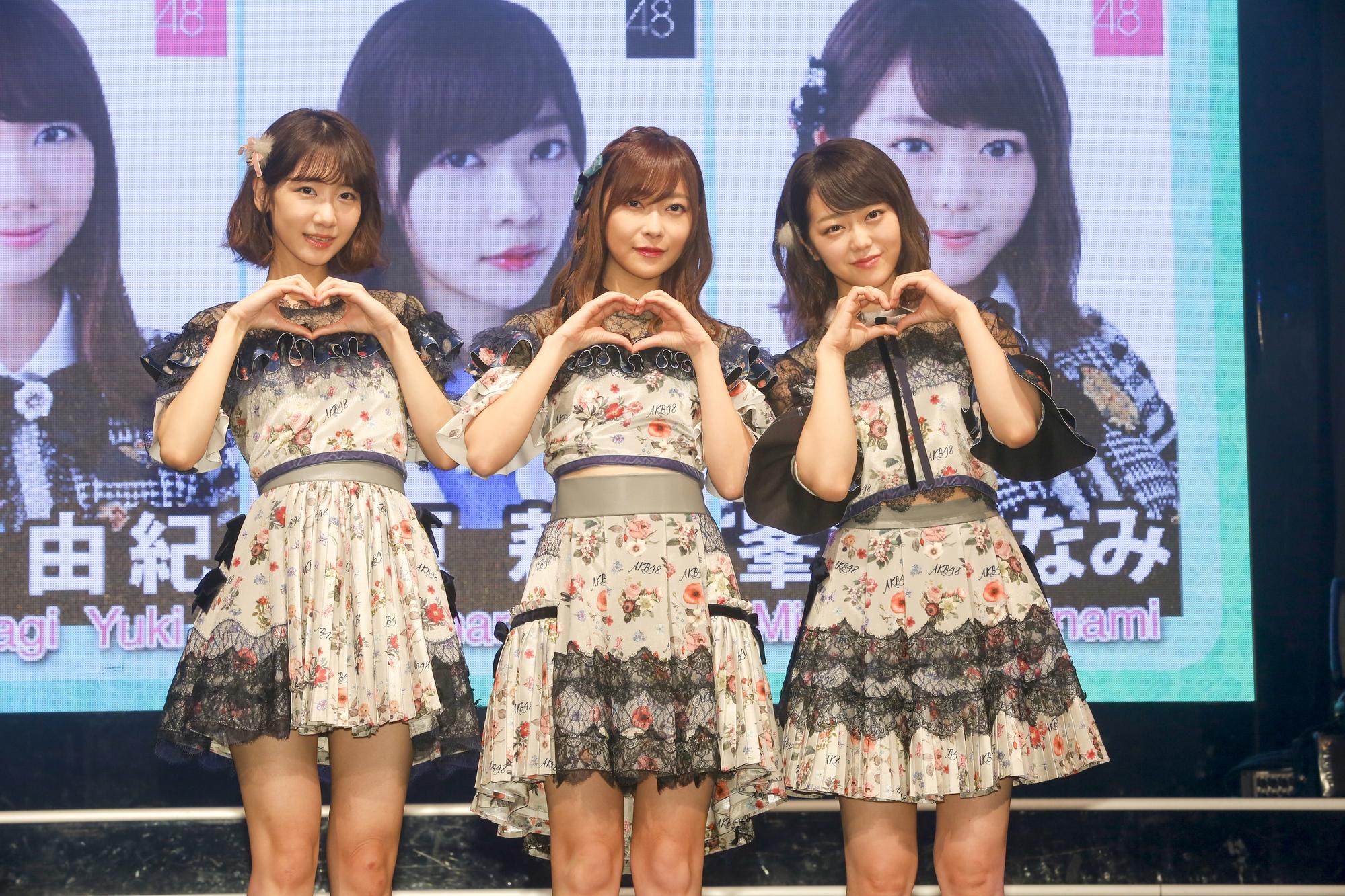 日本HKT48的指原莉乃(中),偕同AKB48成員柏木由紀(左)、峯岸南來台舉辦見面握手會。