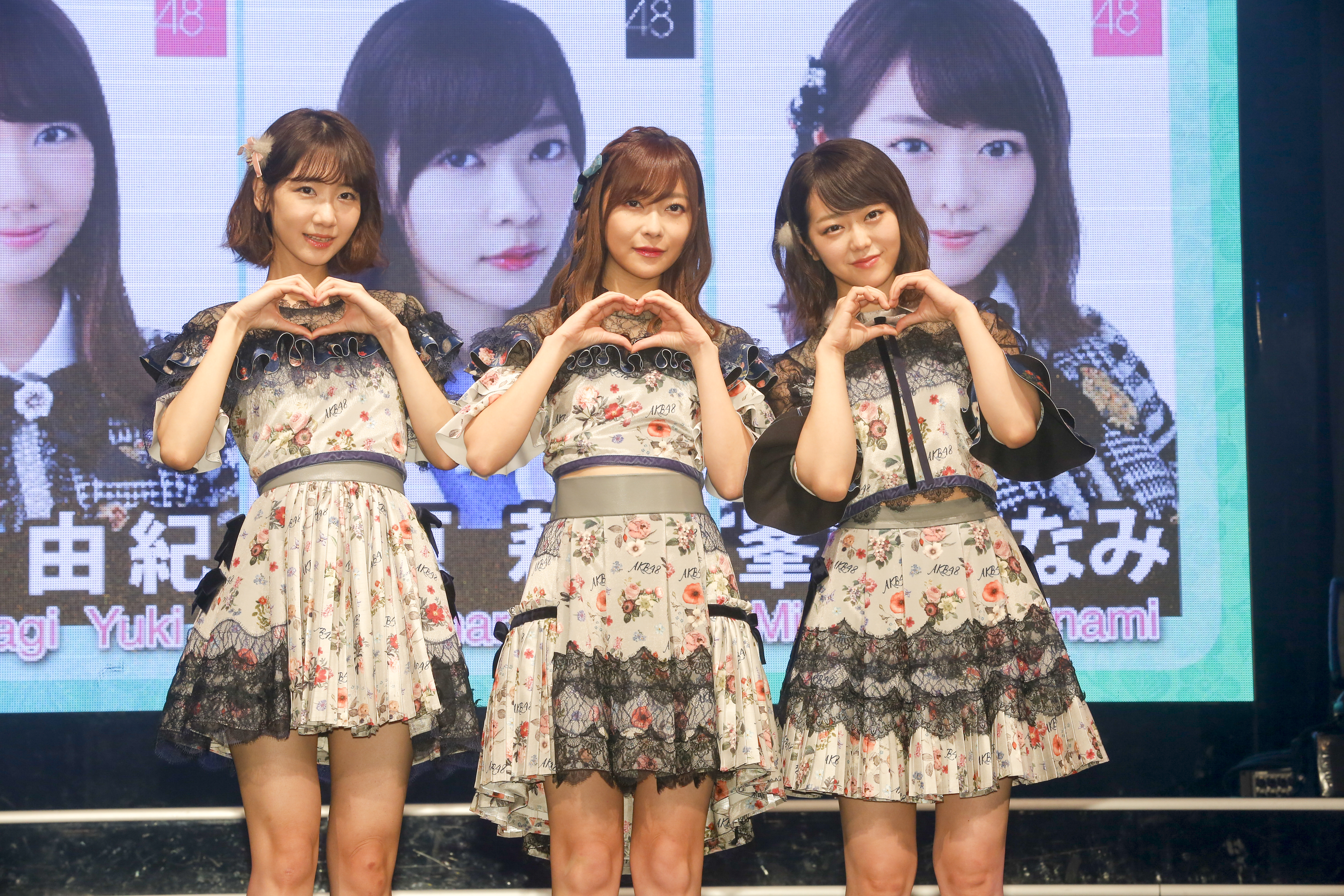 日本HKT48的指原莉乃（中），偕同AKB48成員柏木由紀（左）、峯岸南來台舉辦見面握手會。