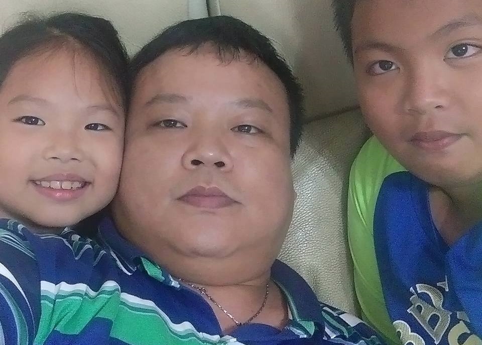 陳俊男（中）難得休假回家，會帶著兒女出門玩寶可夢、去大賣場買東西。（翻攝自臉書）