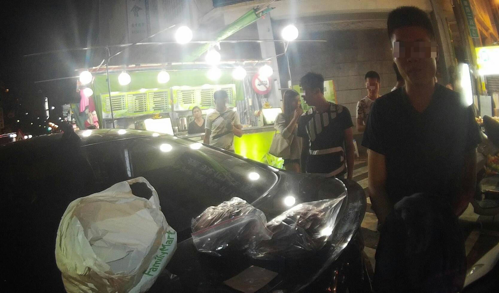 警方見他神情緊張，搜索查獲毒咖啡包。（警方提供）