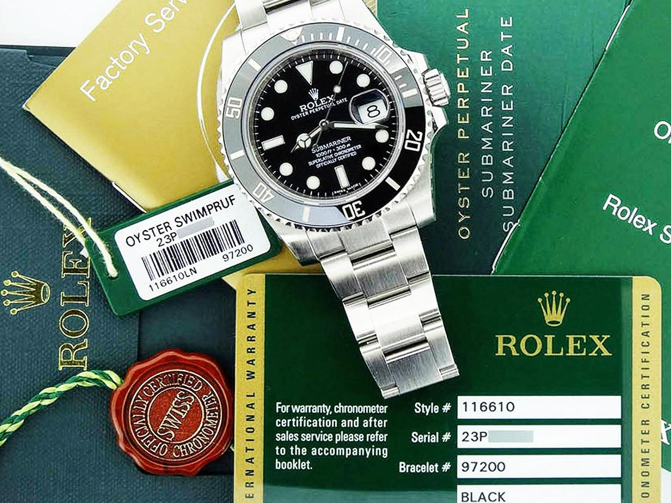 過去ROLEX錶通常會附上兩片吊牌，分別是紅色天文台認證吊牌，以及印有型號、錶殼流水號及條碼的綠色長方形吊牌（部分國家AD會回收不附給消費者）。