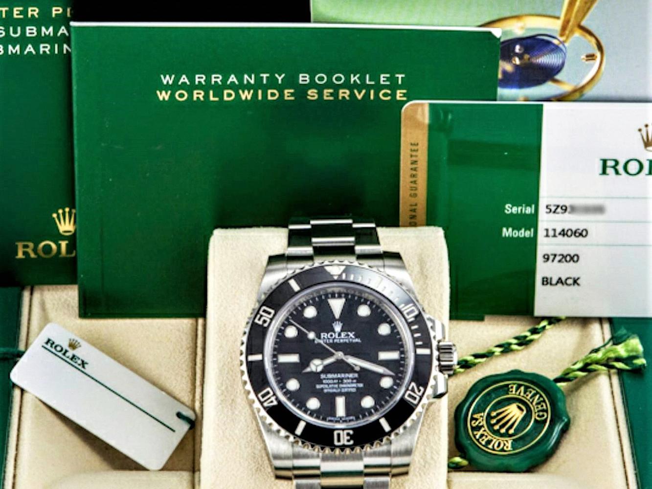 近期ROLEX天文台認證吊牌改為綠色圓標，印有型號、錶殼流水號及條碼之長方形吊牌則改為白色。