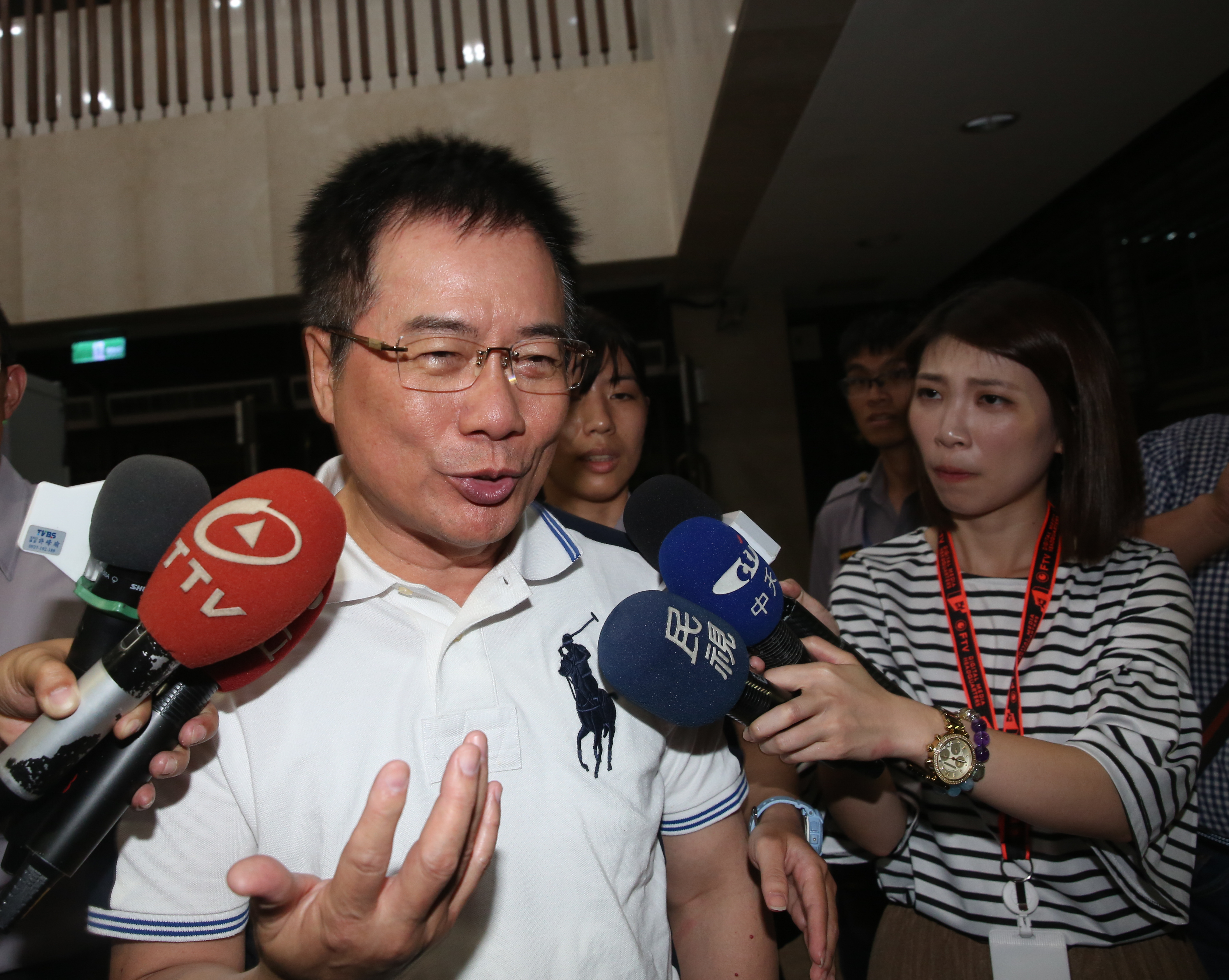 檢方礙於羈押4個月期限規定，根本查不完案情，近日只好先讓蔡正元交保釋放並限制出境。