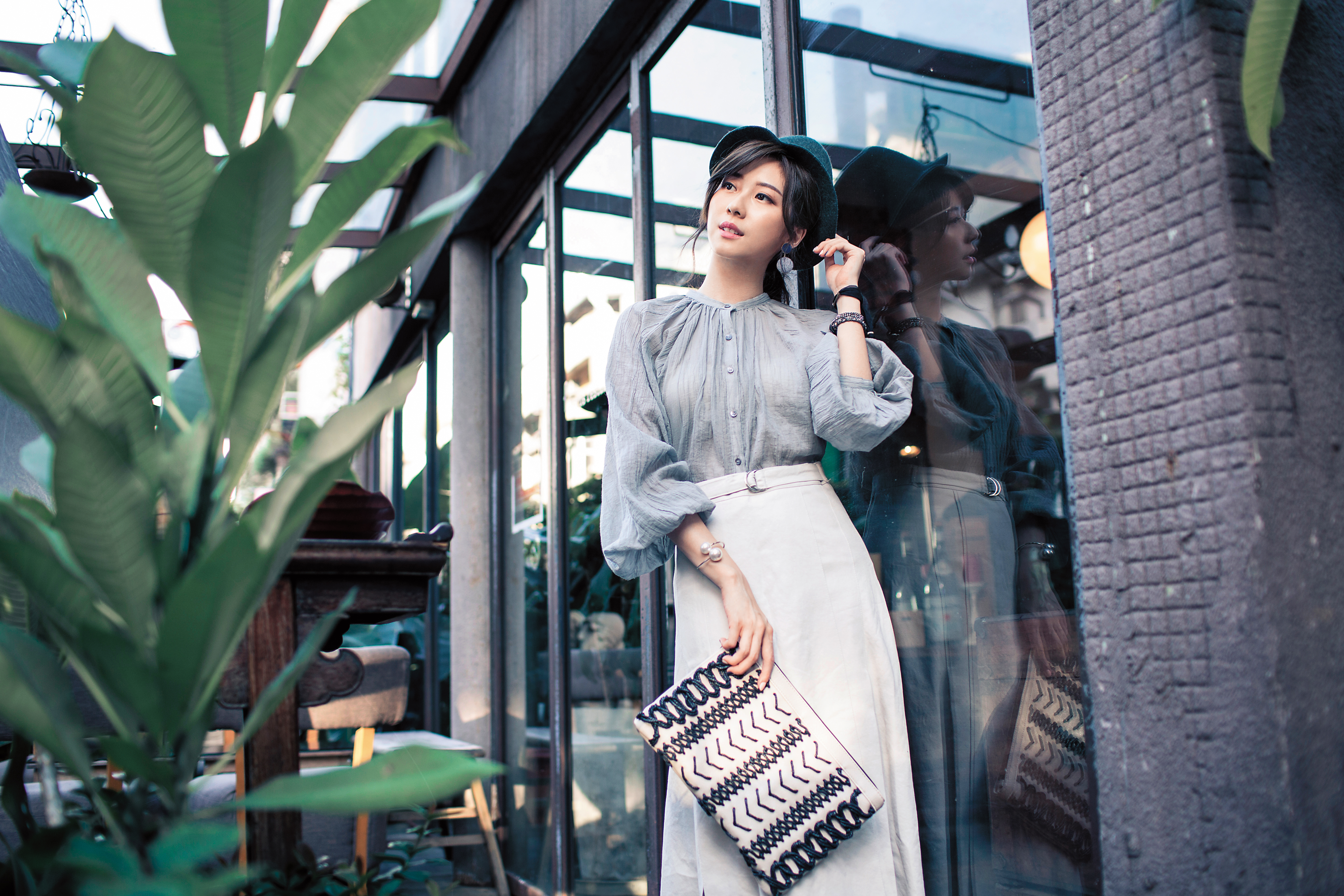 ATTO灰色襯衫；約NT$2,680。GATTO米色長裙；約NT$2,480。韓國STYLE NANDA鍊帶裝飾手拿包；約NT$2,300。LBT珍珠手環；約NT$300。GATTO毛呢材質耳環；約NT$500。