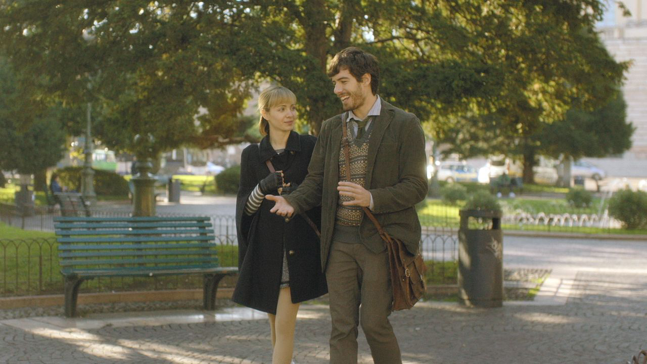 女主角瘋狂迷上電影大師費里尼，千里迢迢要與他見面。旅途上遭遇的種種，都與大師導演的作品相呼應。（翻攝自電影預告）