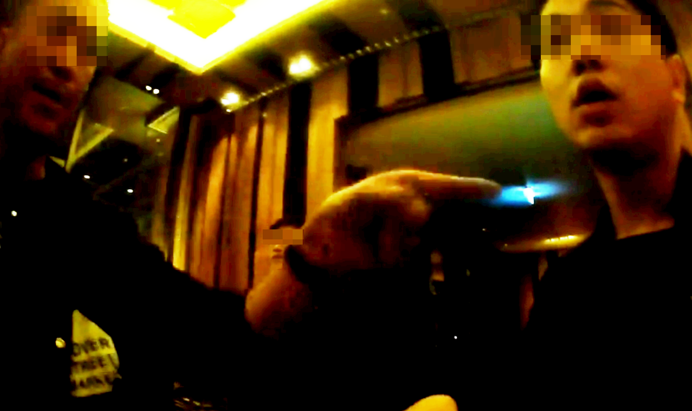 遭毆的楊姓男子中國籍友人（左）在W Hotel現場，揚言飯店處置作為失當要告死飯店。（翻攝畫面）