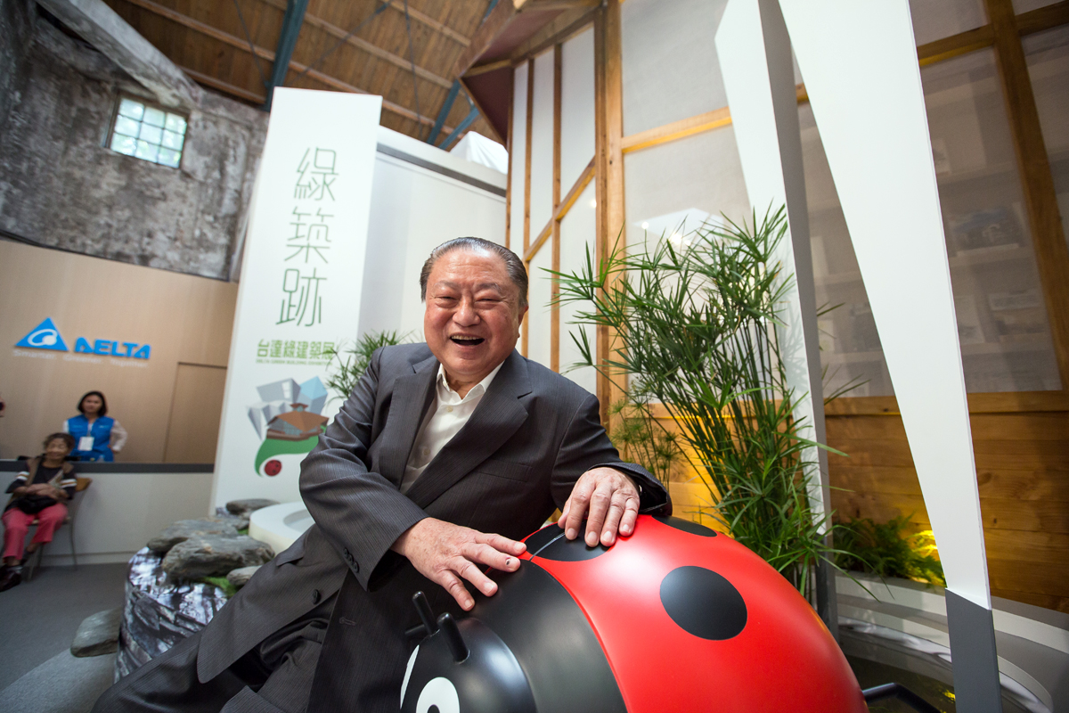 鄭崇華夫婦日前也曾大手贈與股票給兒子。