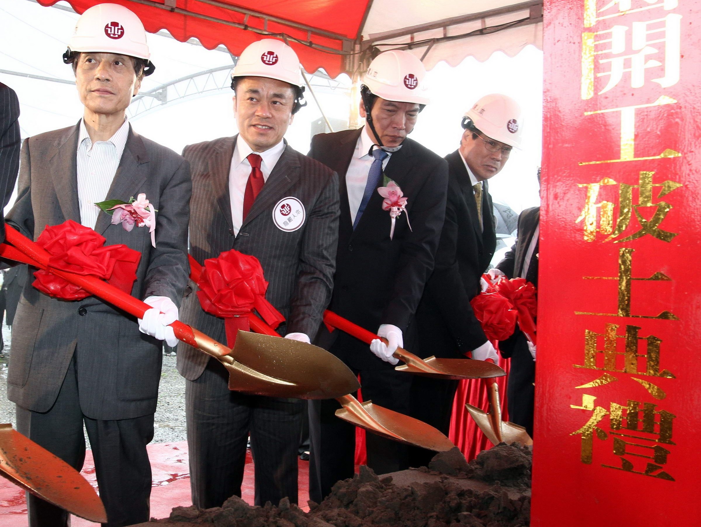 李世聰（左2）找來日本建築大師安藤忠雄（左）設計墓園，成功扭轉外界對墓園的印象。（聯合知識庫）