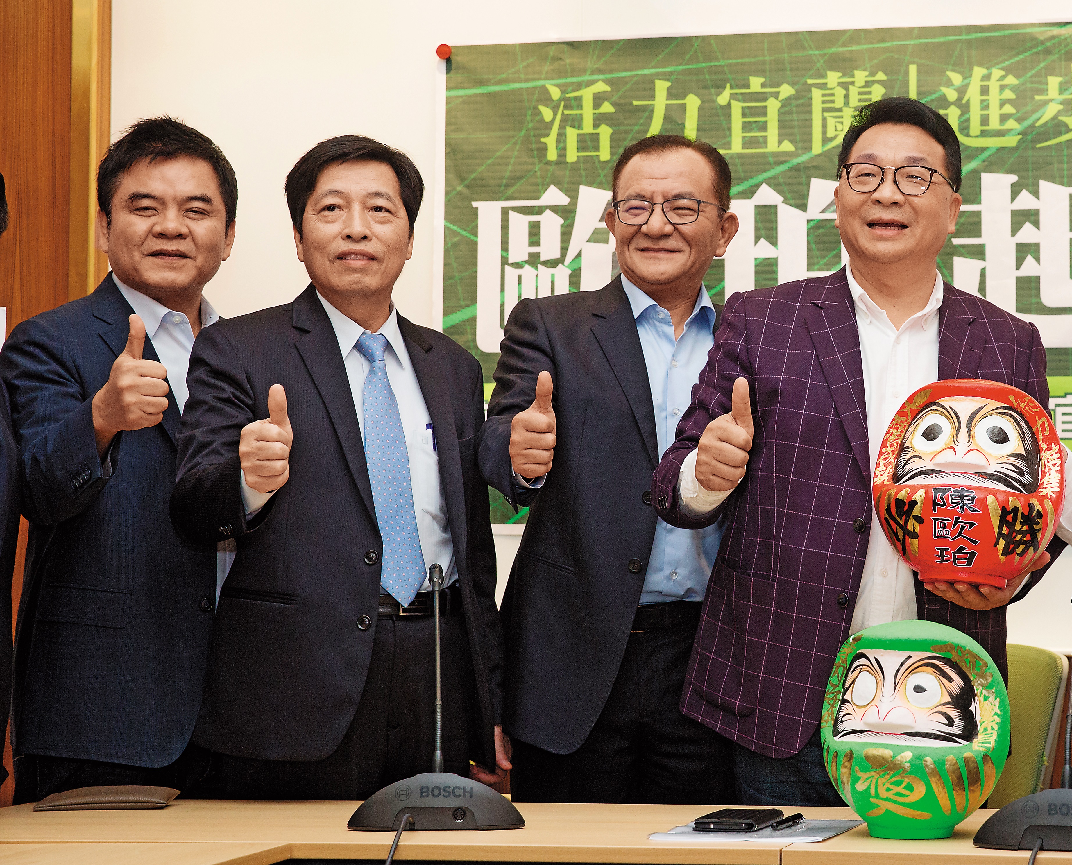 宣布參加宜蘭縣長黨內初選的民進黨立委陳歐珀（右1），上週成立「國會顧問團」。