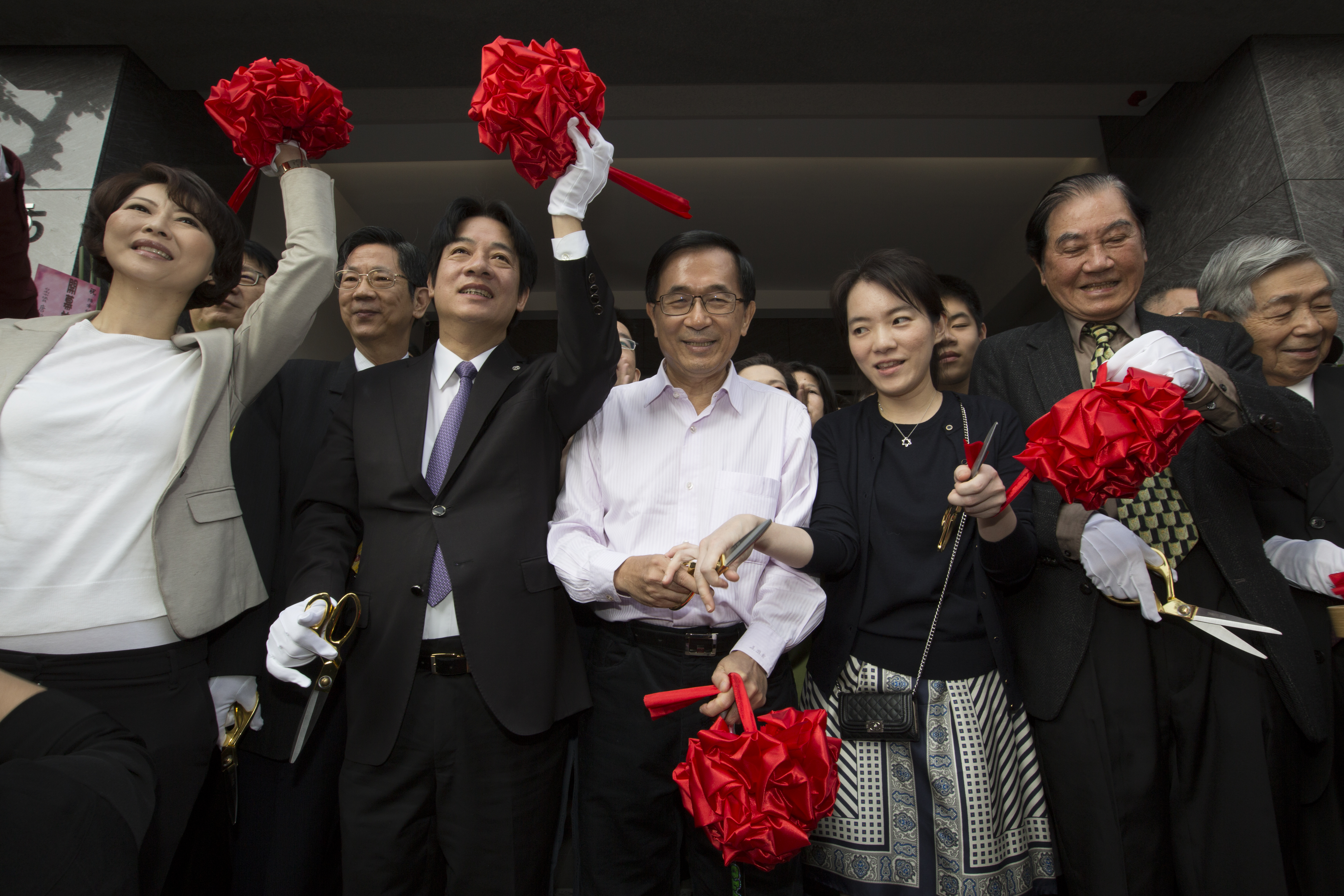 前總統陳水扁保外就醫後，參與女兒陳幸妤診所開業活動。