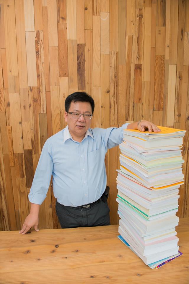 民進黨祕書長洪耀福曾親自徵詢民進黨嘉義市立委李俊俋參選市長可能性,但遭李當場回絕。(翻攝自李俊俋臉書)