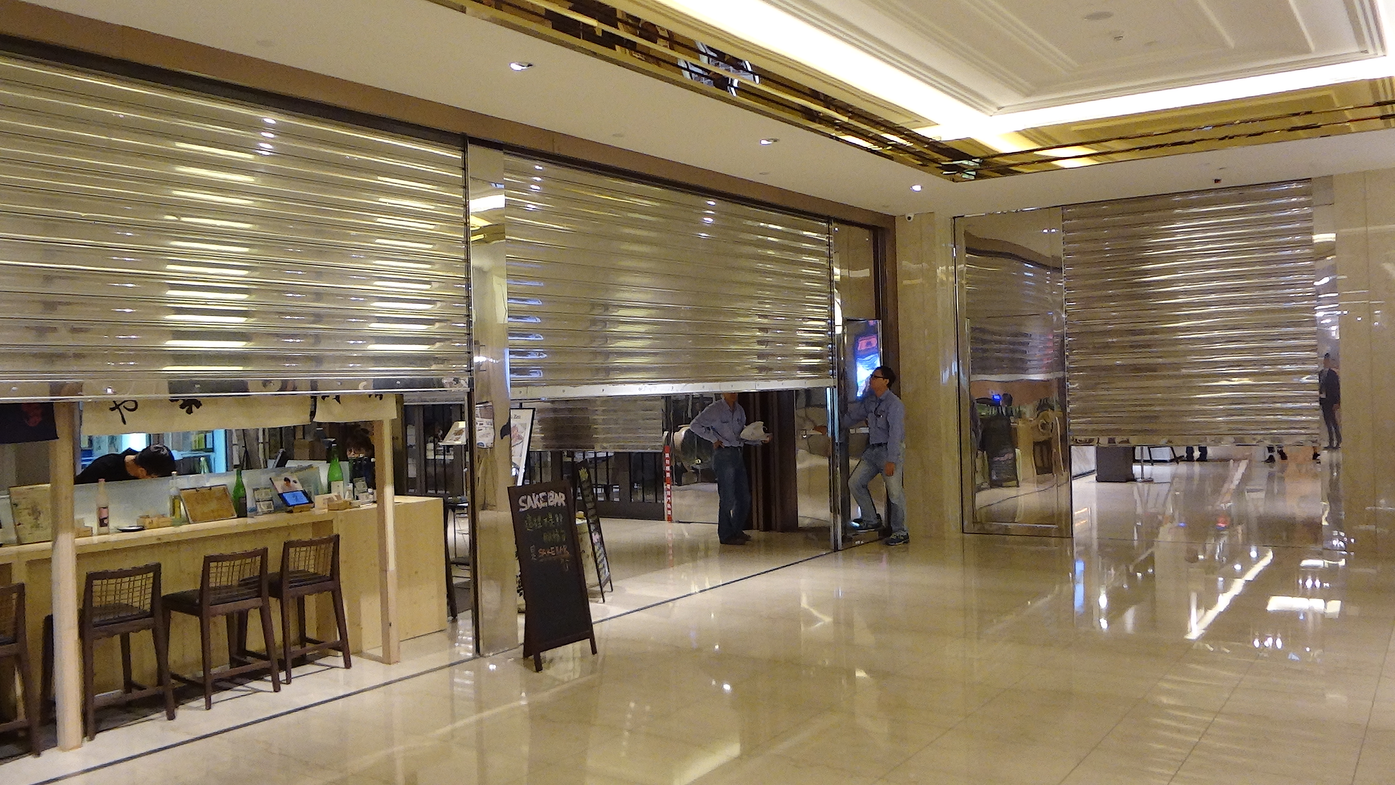 信義微風防火區劃的防火鐵捲門檢測情形。（台北市建管處提供）