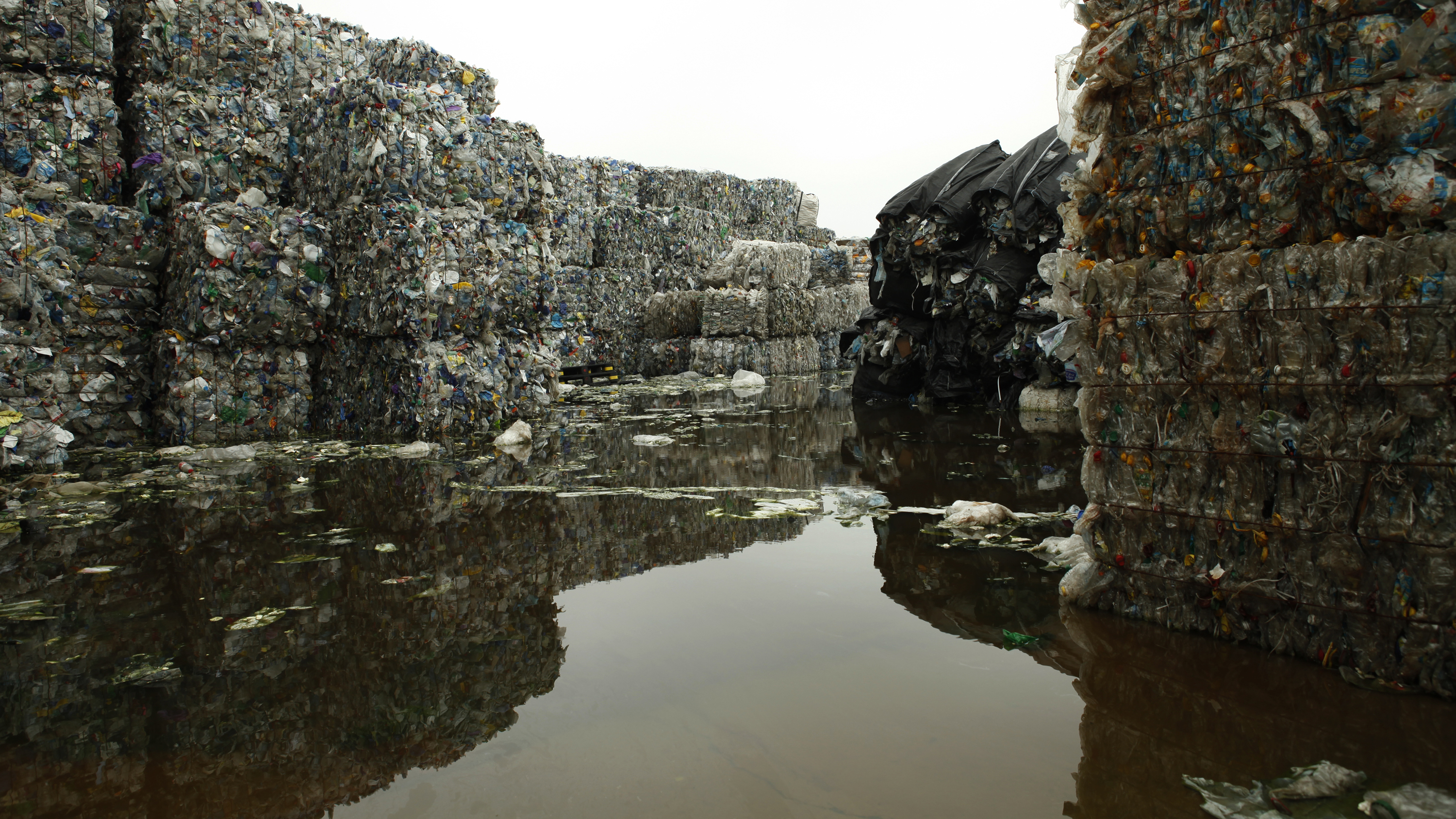 入圍今年金馬獎最佳紀錄片的《塑料王國》，探討中國進口廢棄塑料問題，耗時6年才完成。（CNEX提供）
