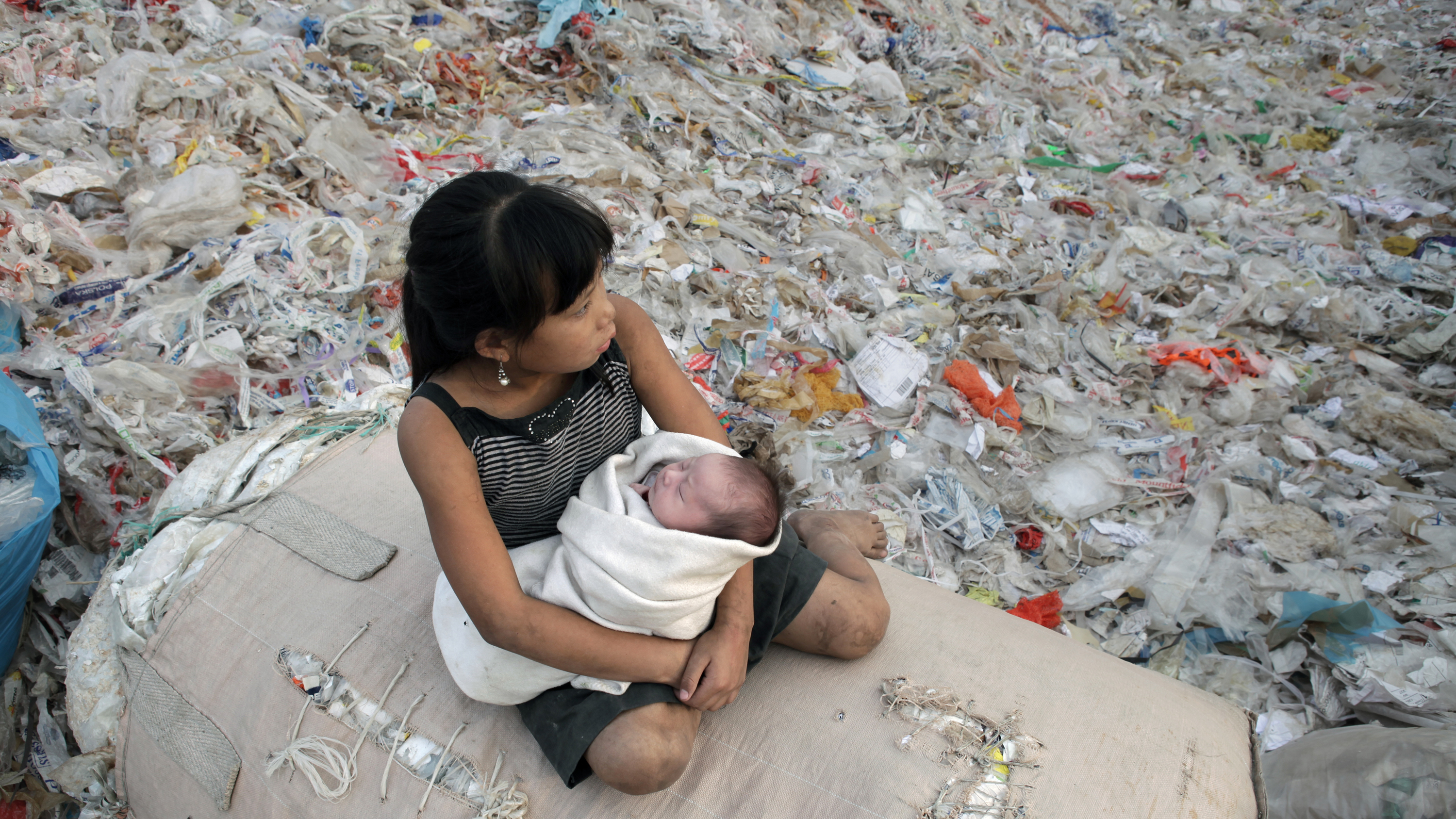 紀錄片《塑料王國》中的彝族女孩依姐後來回到故鄉上學。 （CNEX提供）