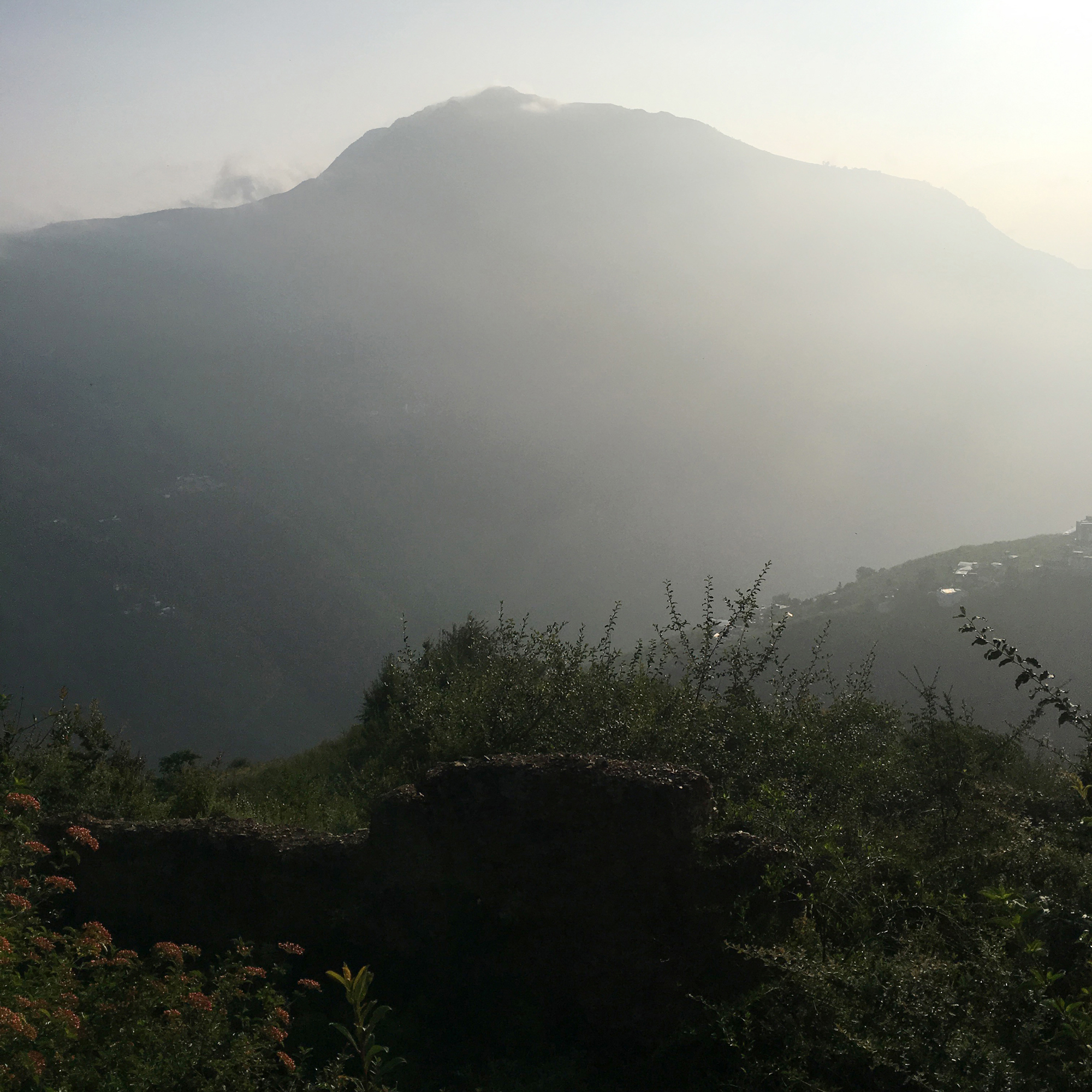 《塑料王國》裡的依姐與父母親來自風景優美的四川大涼山。（王久良提供）