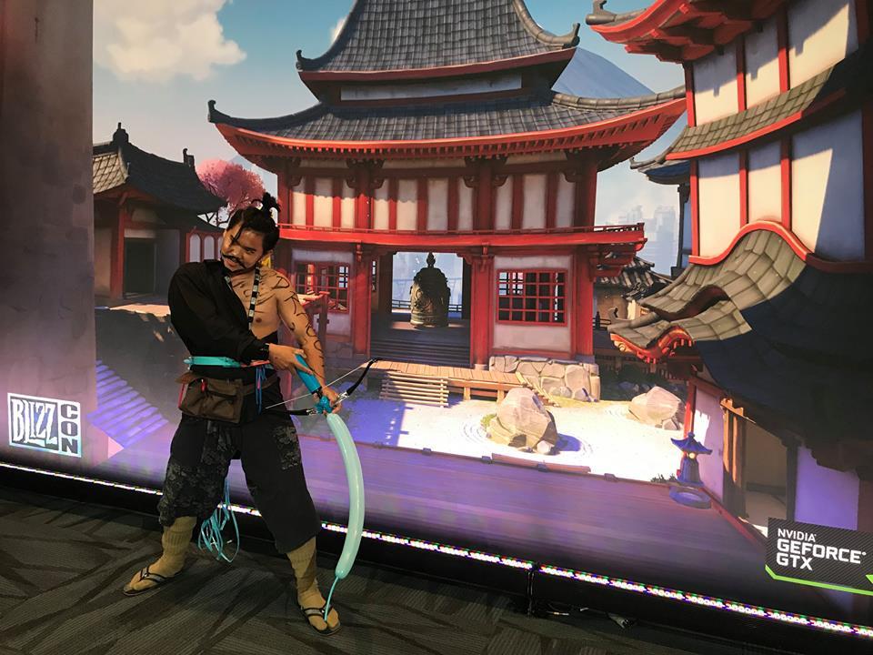 Lowcostcosplay 的 Saengchart 在BlizzCon 2017 扮成《鬥陣特攻》中的日本戰士島田半藏,自稱這一年來非常沉迷於這個角色。(圖/ Lowcostcosplay 粉專)