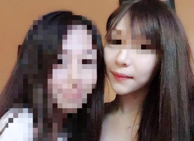 孫女（右）外型亮麗，卻身染吸毒惡習。（翻攝畫面）