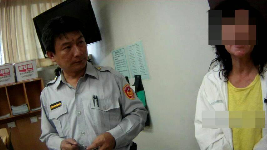 因為詐欺案遭通緝的李婦因為違規左轉，意外讓身分曝光。（警方提供）