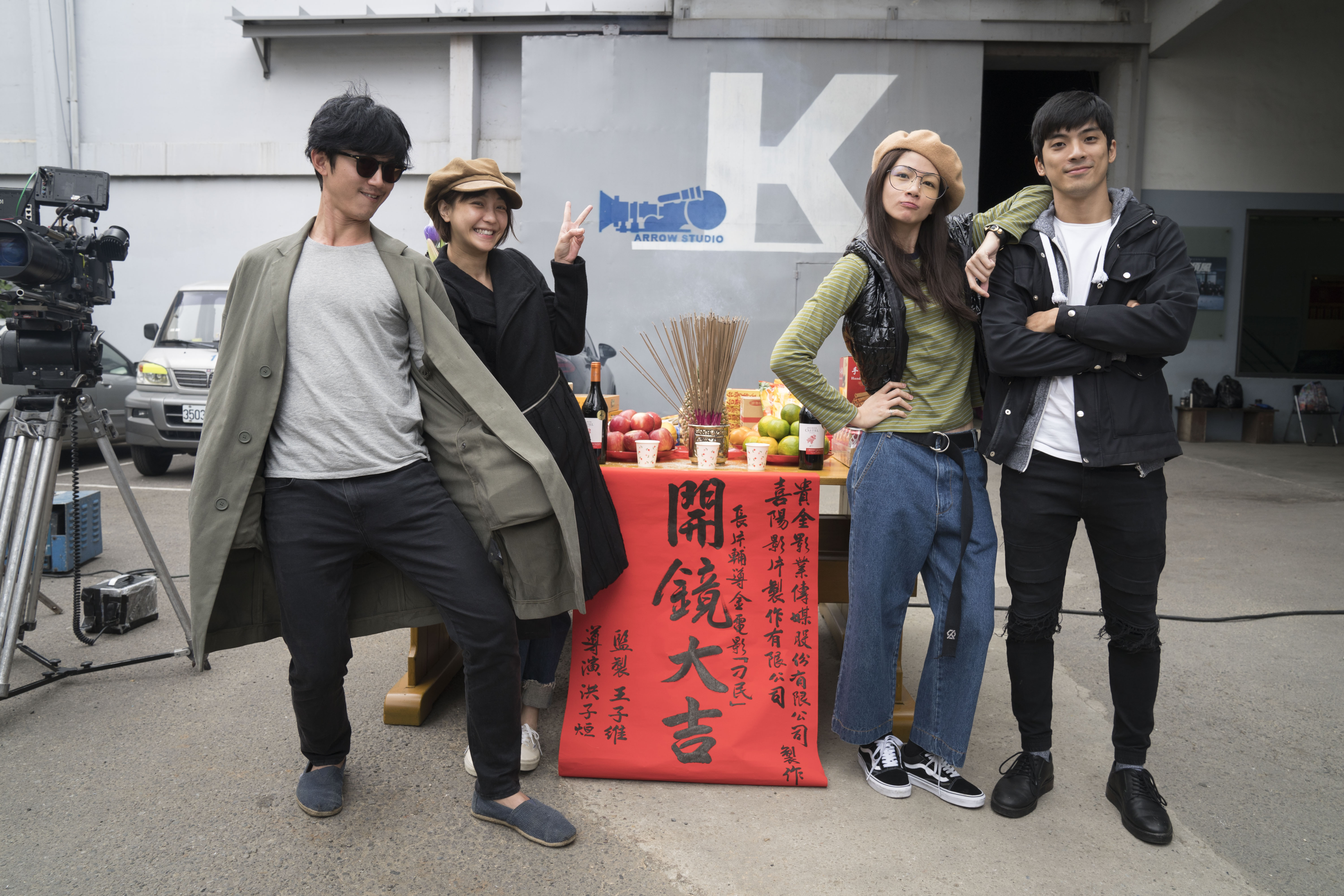 吳慷仁（左起）、謝欣穎、李千娜、林哲熹，在《刁民》一片挑戰台灣少有的動作武打電影類型。（貴金影業）