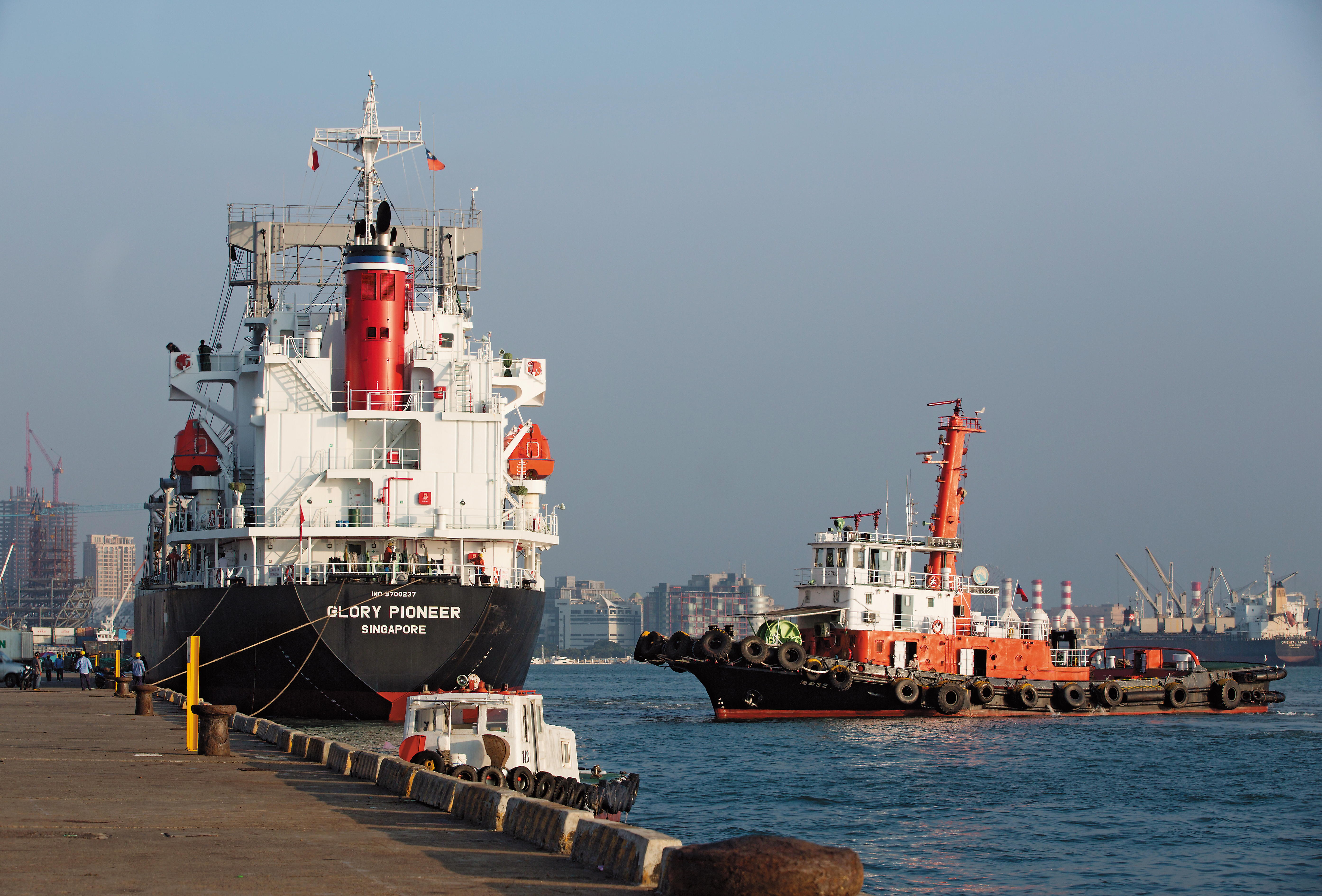 高雄港勤服務公司獨占高雄港85%的拖船業務10年，卻也讓國庫少了2億元的收入。