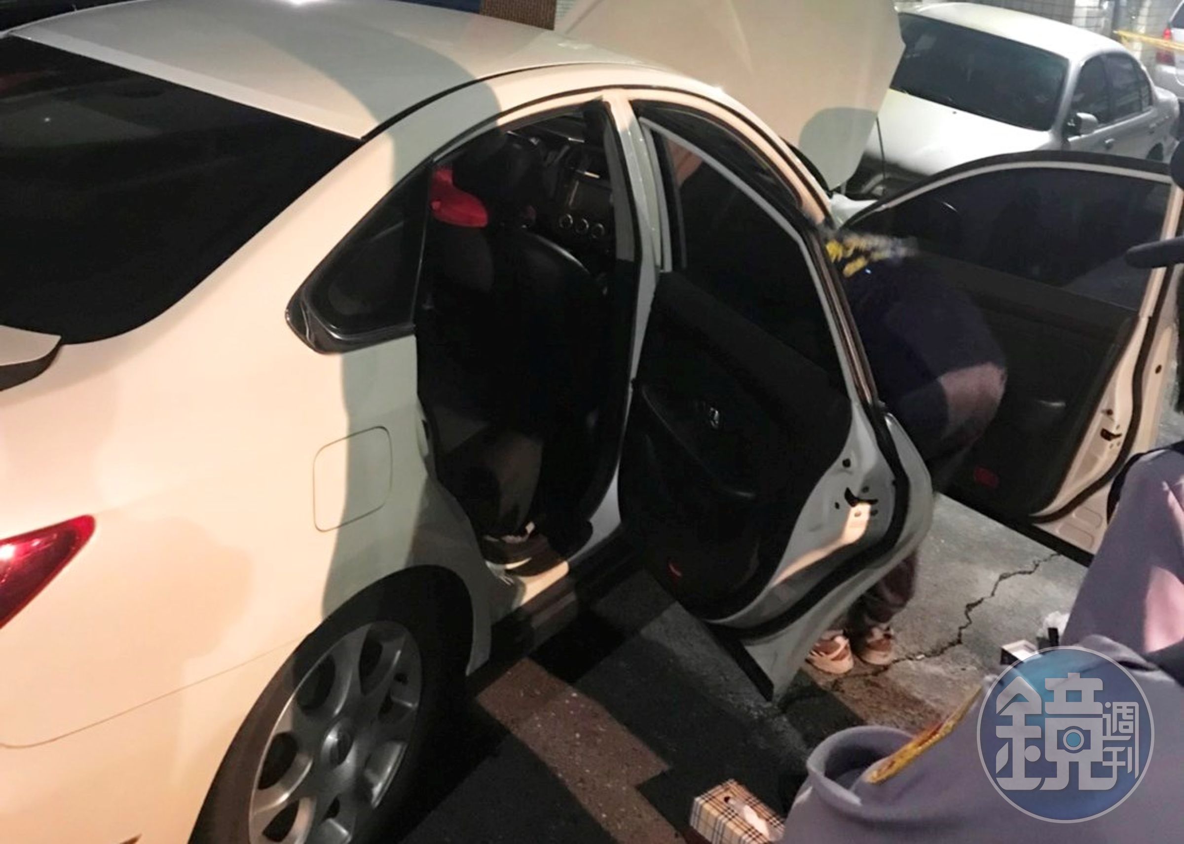 警方埋伏逮販毒集團，將嫌犯車團團圍住。