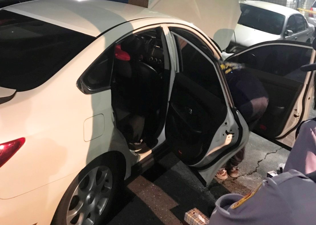 警方埋伏逮販毒集團，將嫌犯車團團圍住。