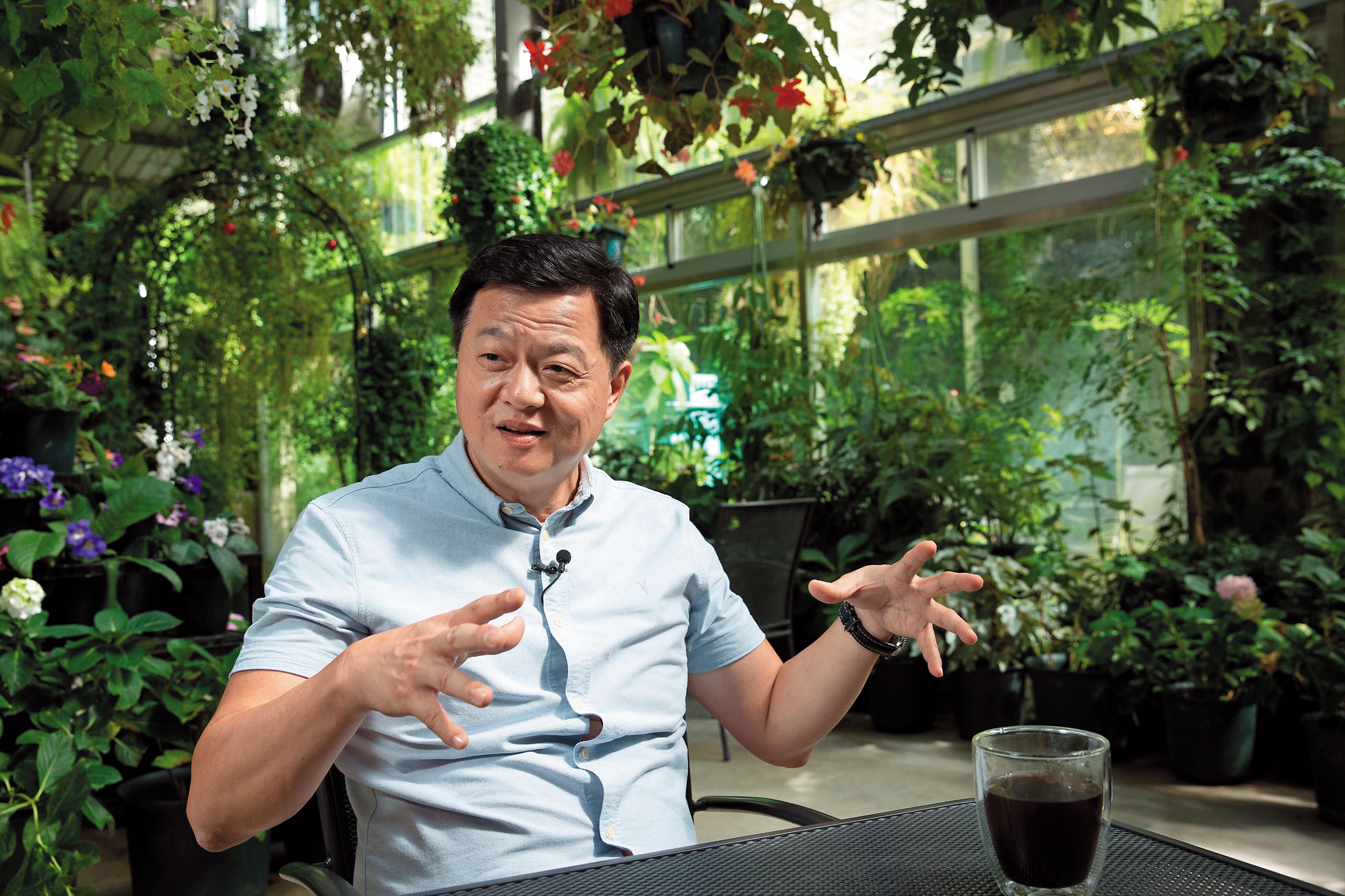 周錫瑋7年前淡出政壇潛心作畫、種花，近期將復出參選新北市長。他接受本刊專訪時暗批朱立倫7年市政，並要求公平初選。