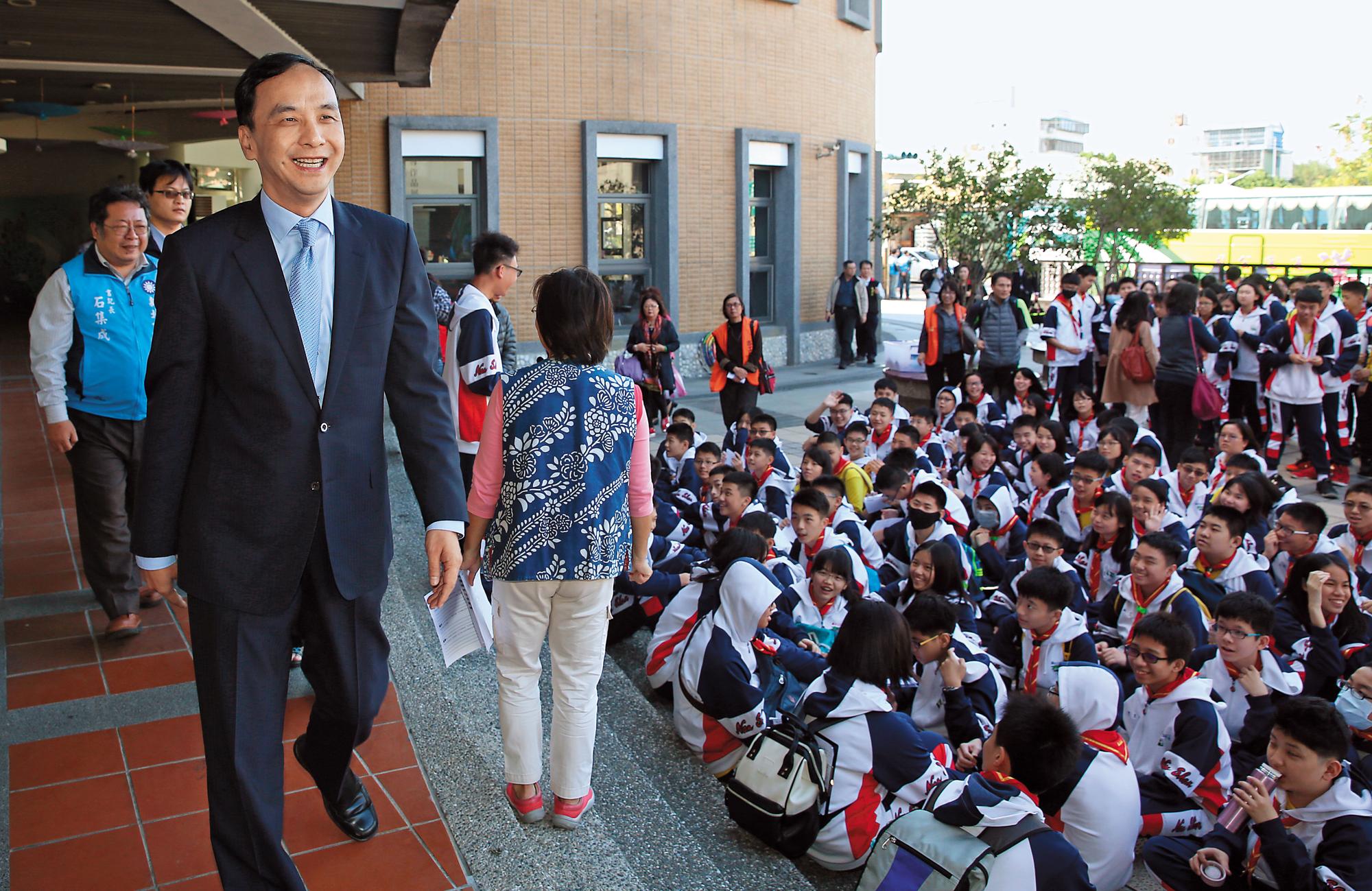 新北市長朱立倫強調，不偏袒任何一人，由民意決定新北市長人選。