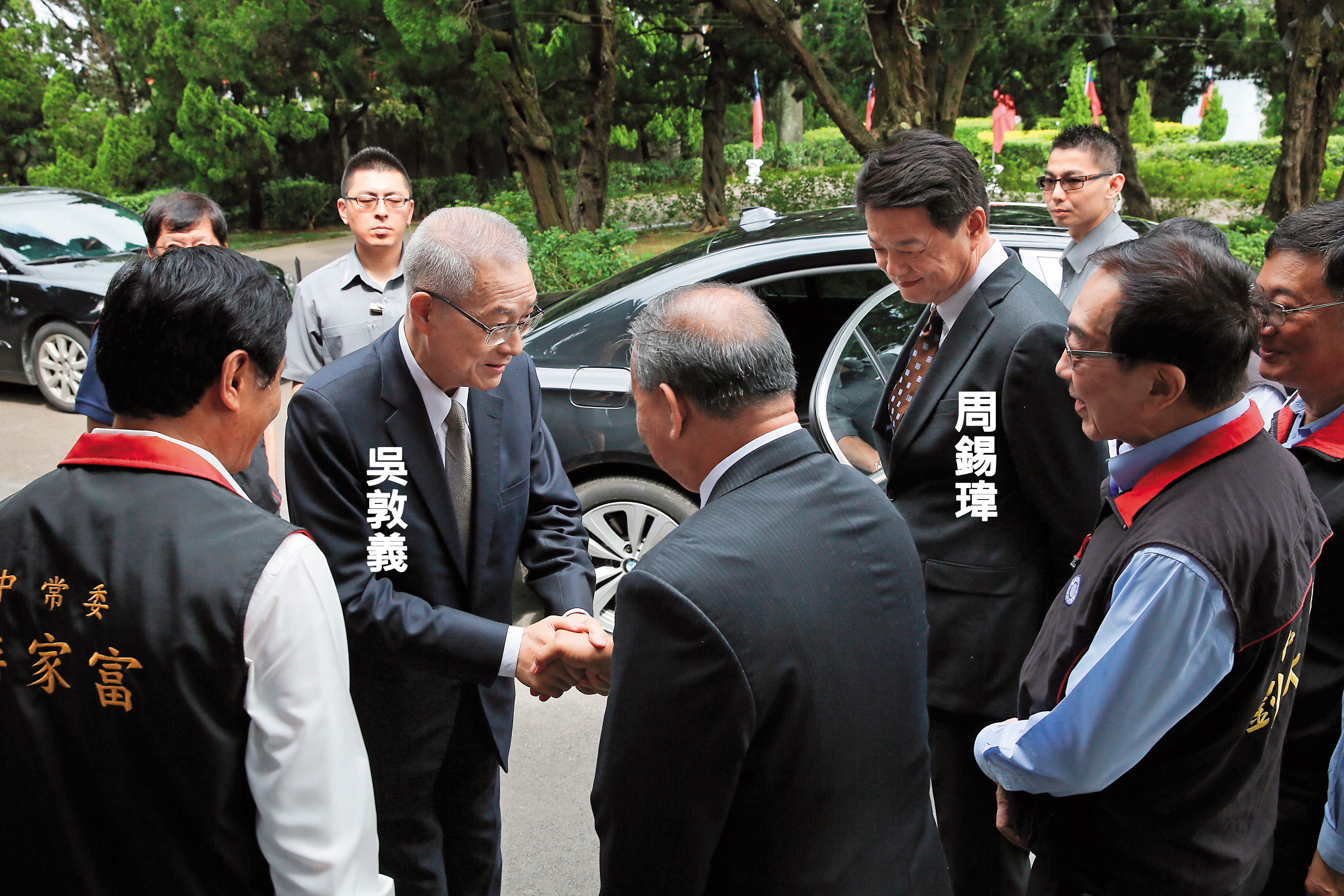 周錫瑋今年1月9日現身吳敦義參選黨主席記者會，以行動表達力挺，吳敦義當選主席前後2度到桃園謁陵，周也都陪同，可見2人交情。