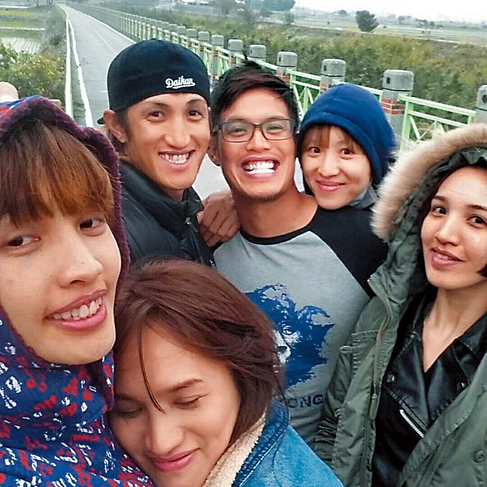 從陽耀勳（右三）的臉書可見和陽家兄弟姊妹的歡樂合照，卻少了陽岱鋼，兄弟倆感情似乎不若以往。（翻攝自陽耀勳臉書）