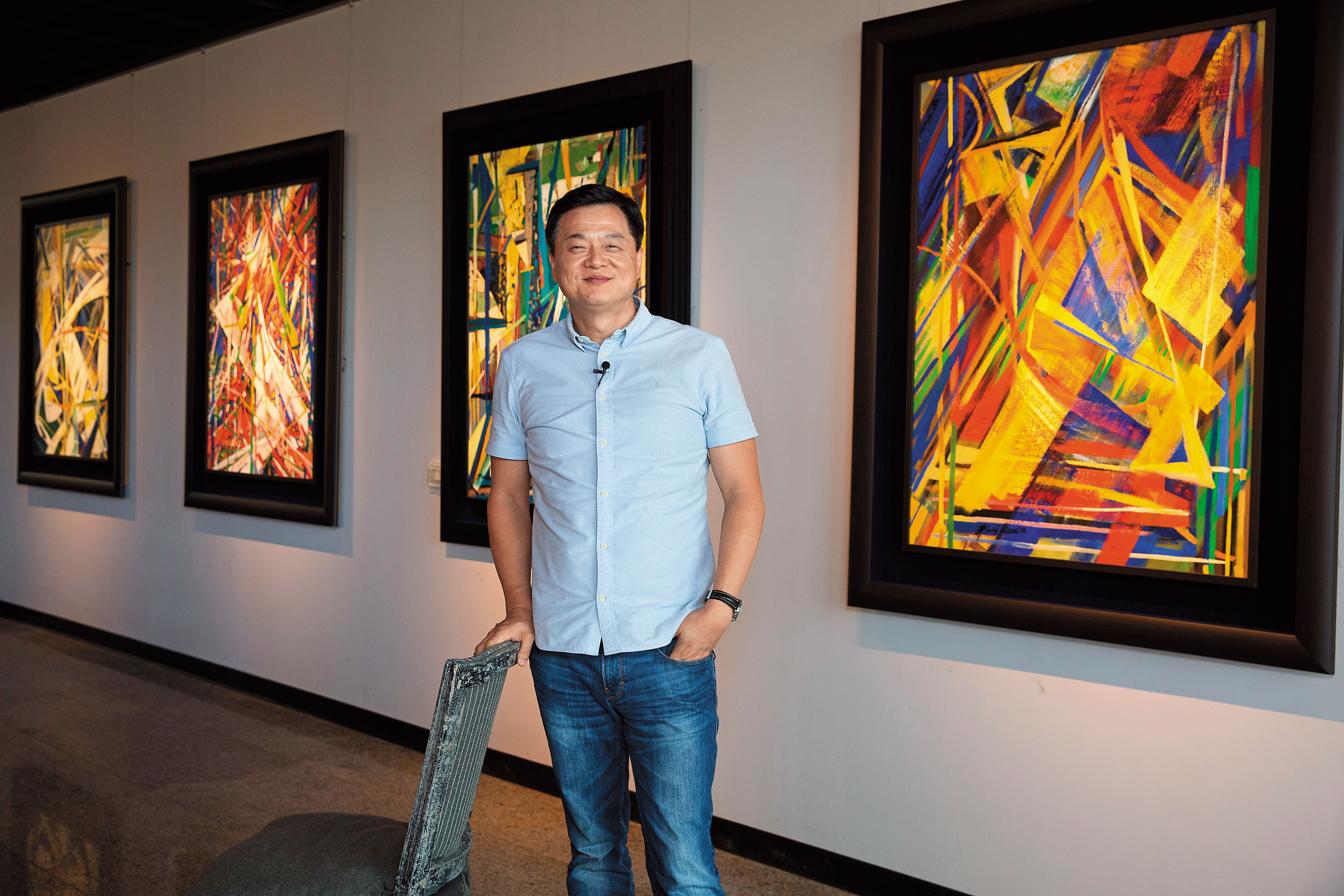 周錫瑋在台灣花鳥園，結合花卉、畫作、燈光和陳設，打造一個舒適美麗的環境。