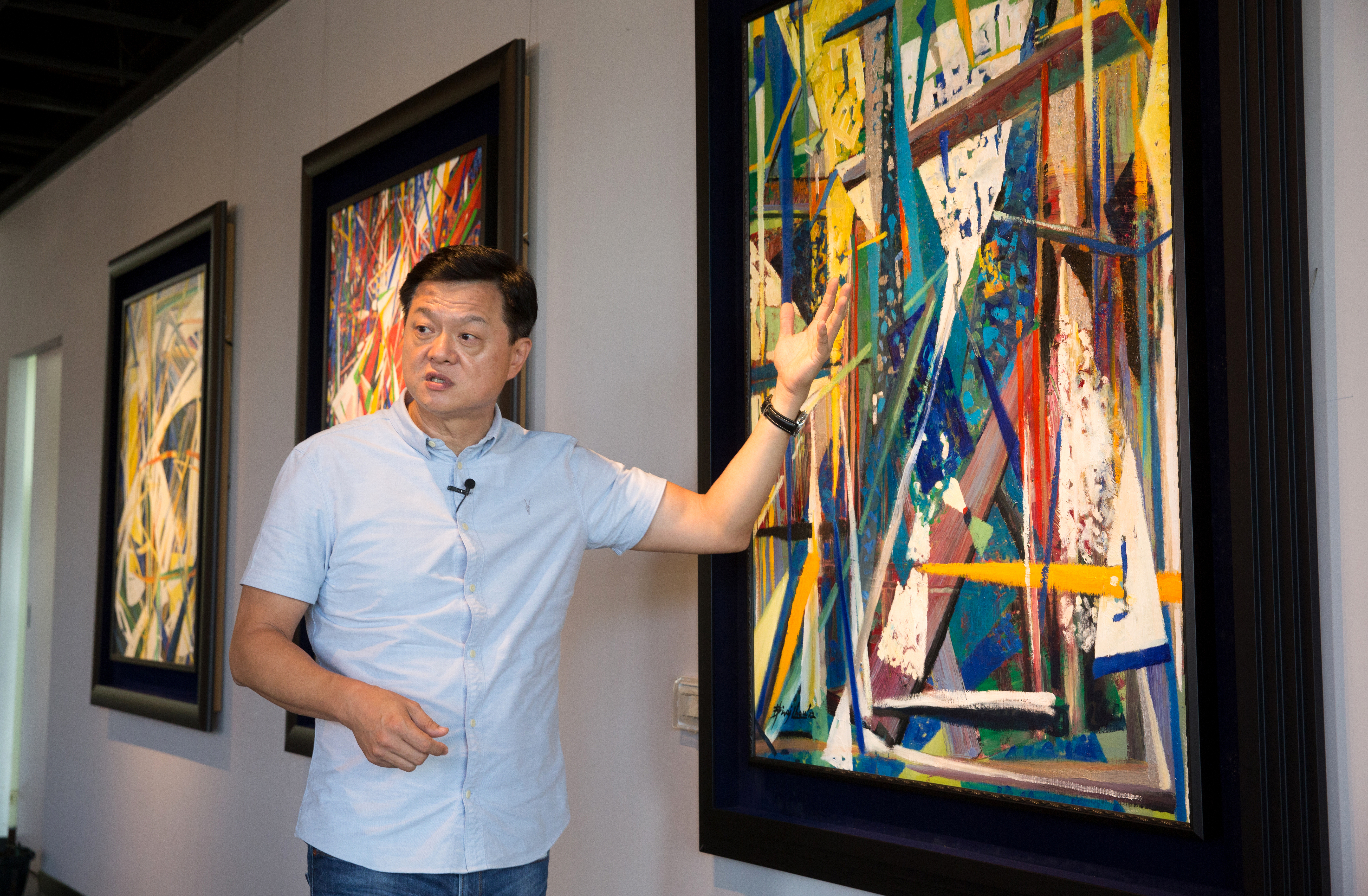 周錫瑋在台灣花鳥園，結合花卉、畫作、燈光和陳設，打造一個舒適美麗的環境。