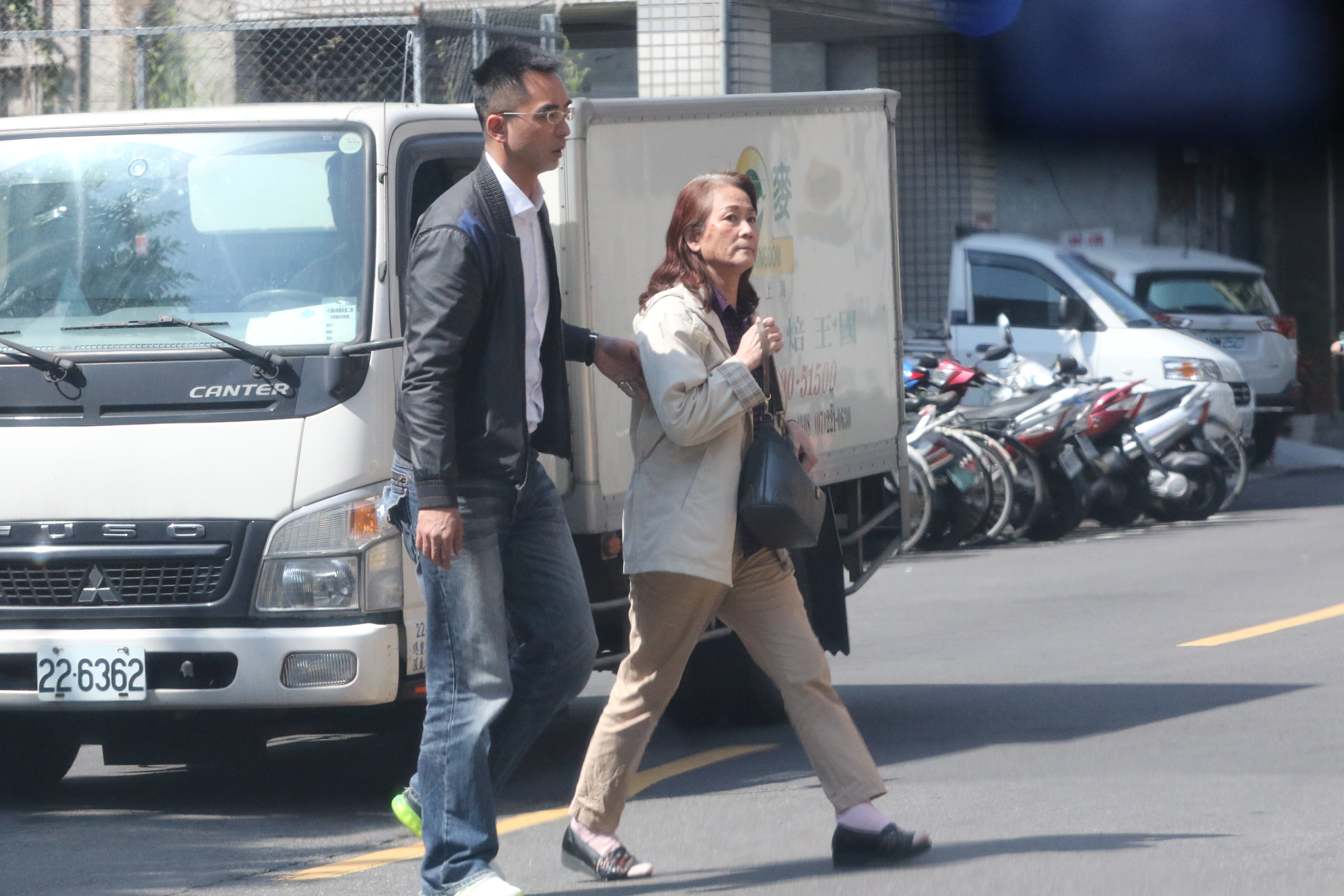 之前本刊捕捉到林母吳慈美的畫面，神情有些恍惚，狀態看來比以前衰弱許多。