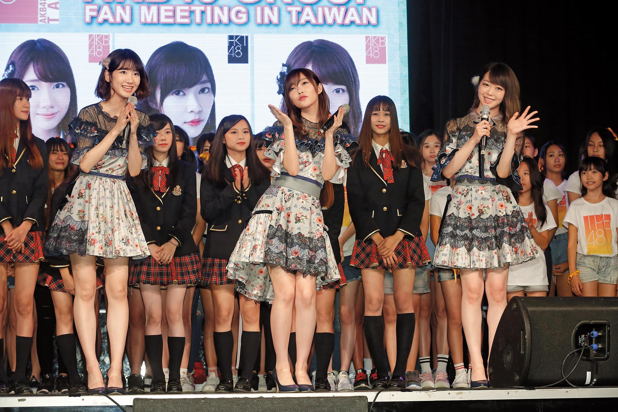 站在柏木由紀（右）、峯岸南（左）之間，指原莉乃（中）的pose就是與眾不同。