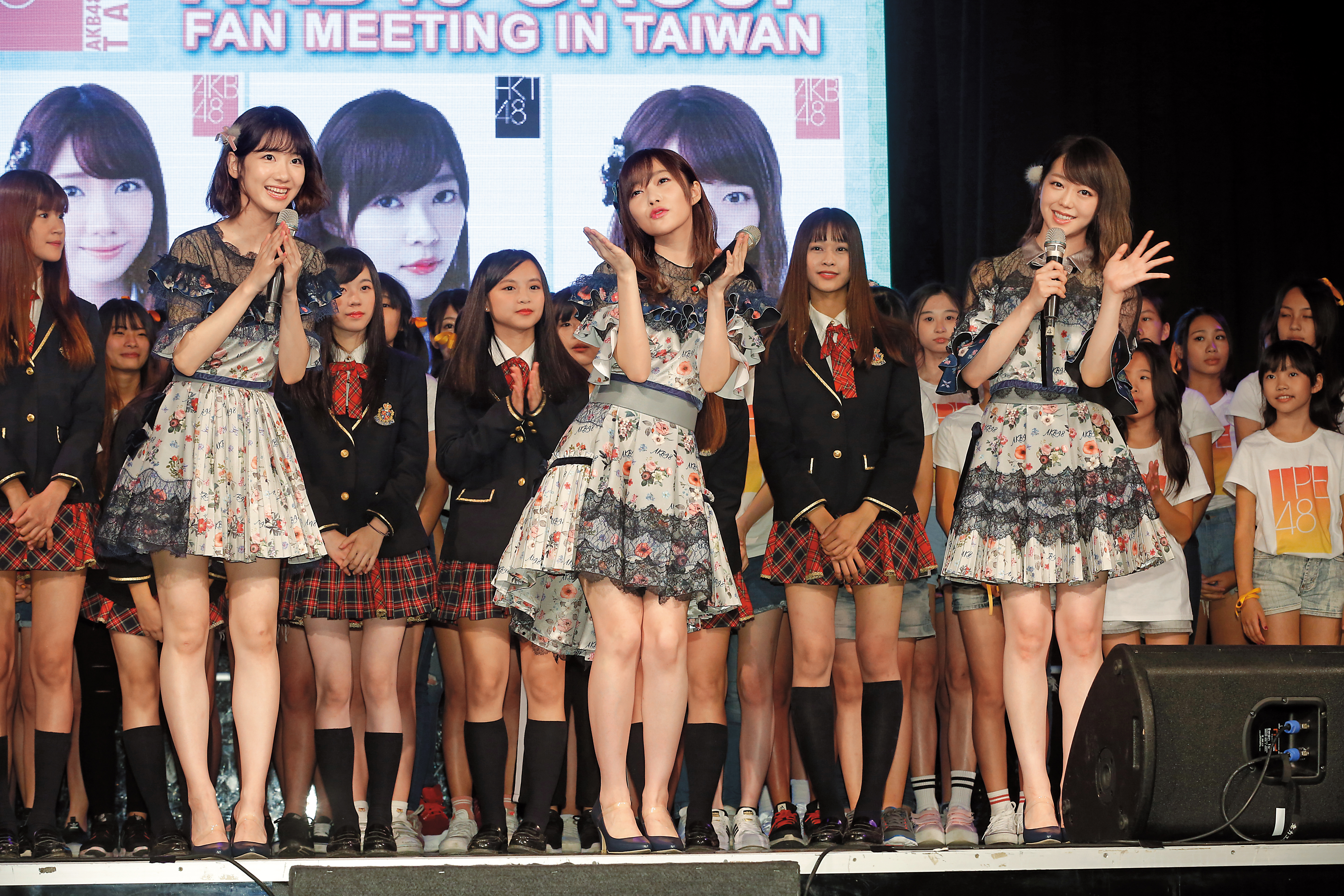 站在柏木由紀（右）、峯岸南（左）之間，指原莉乃（中）的pose就是與眾不同。