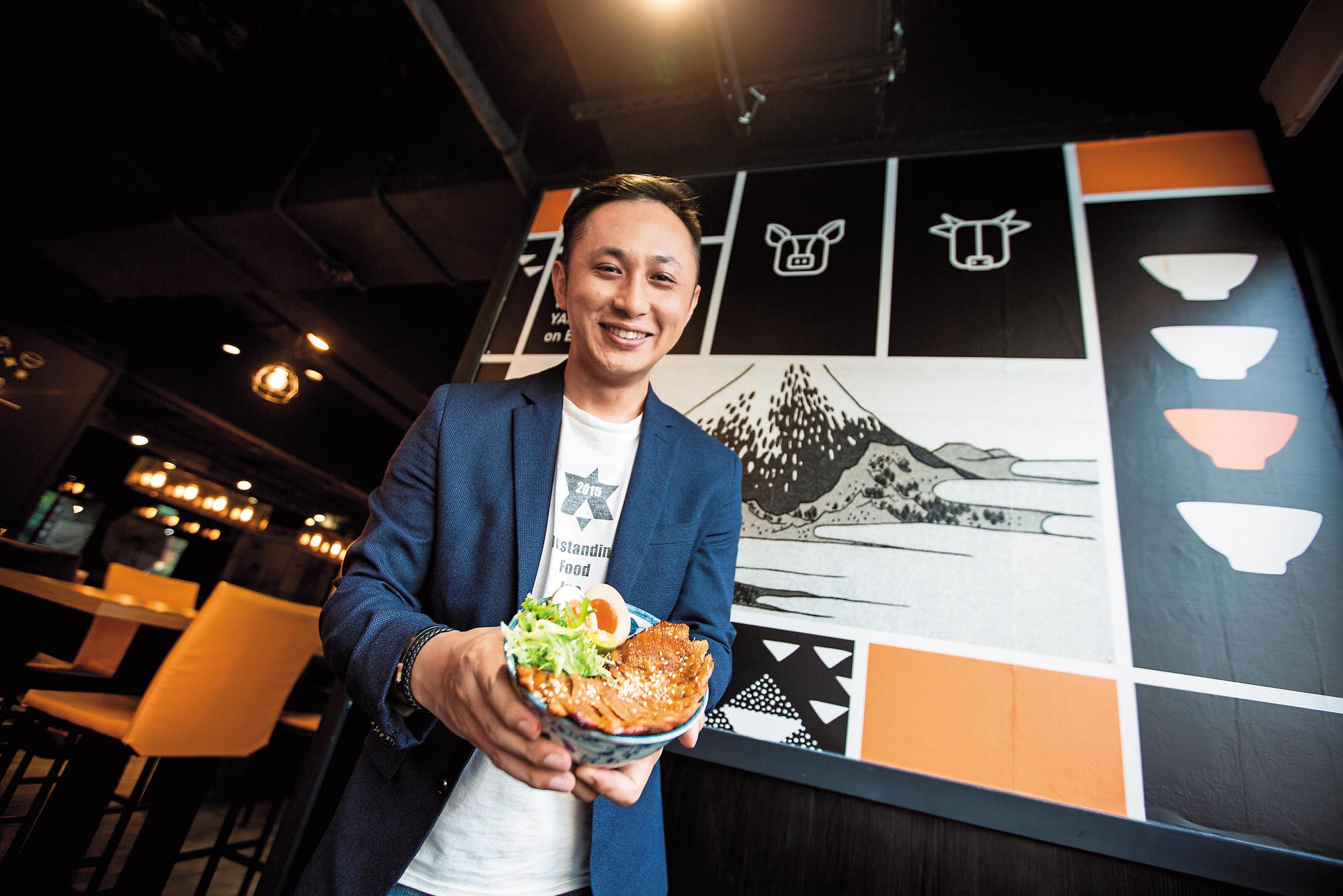 開丼初期定位不明,兼賣牛丼、壽喜燒,賠了近1,000萬元後,執行長楊哲瑋轉型做燒肉丼專賣店,如今年收1.2億元。