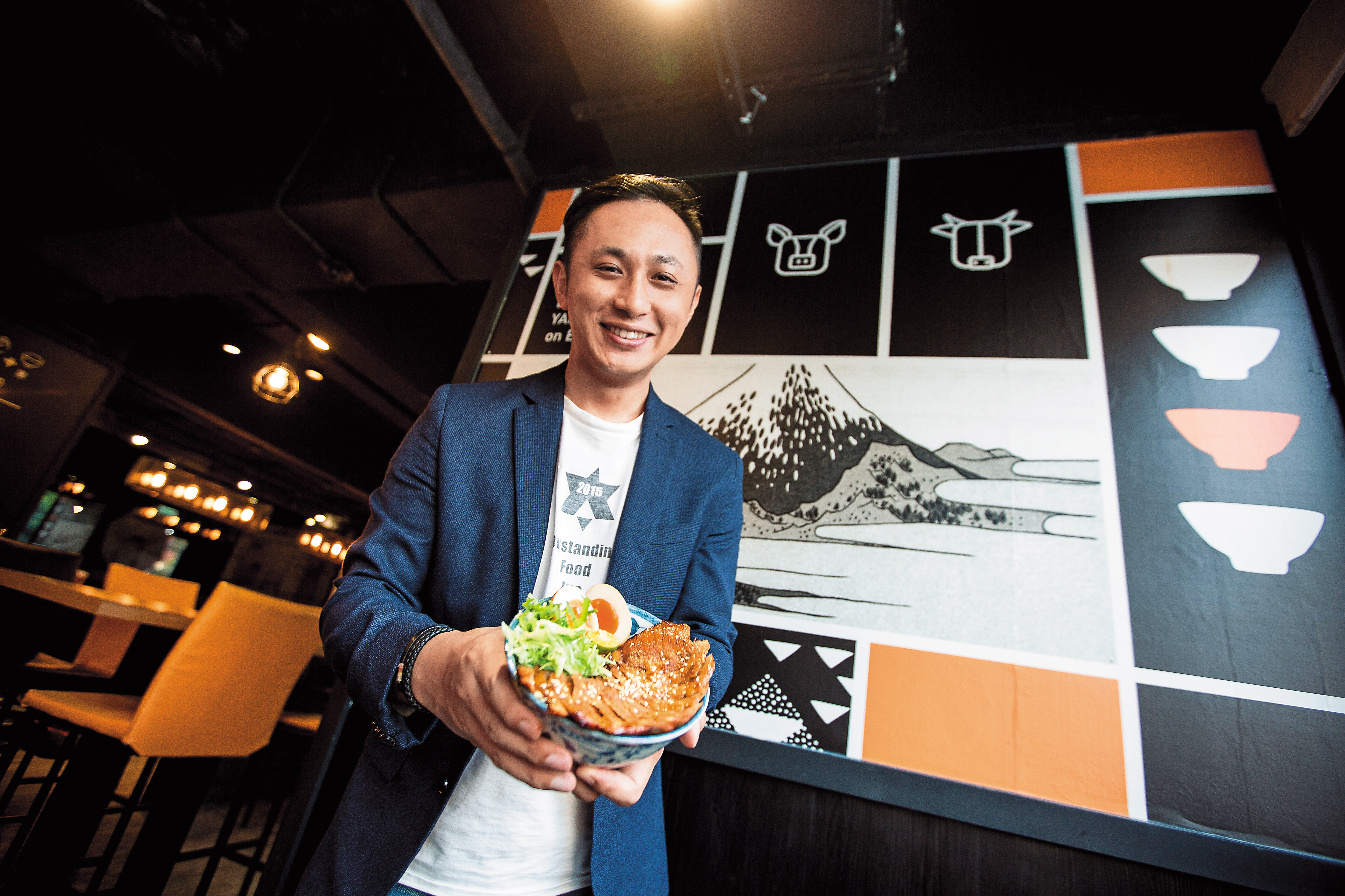 開丼初期定位不明，兼賣牛丼、壽喜燒，賠了近1,000萬元後，執行長楊哲瑋轉型做燒肉丼專賣店，如今年收1.2億元。