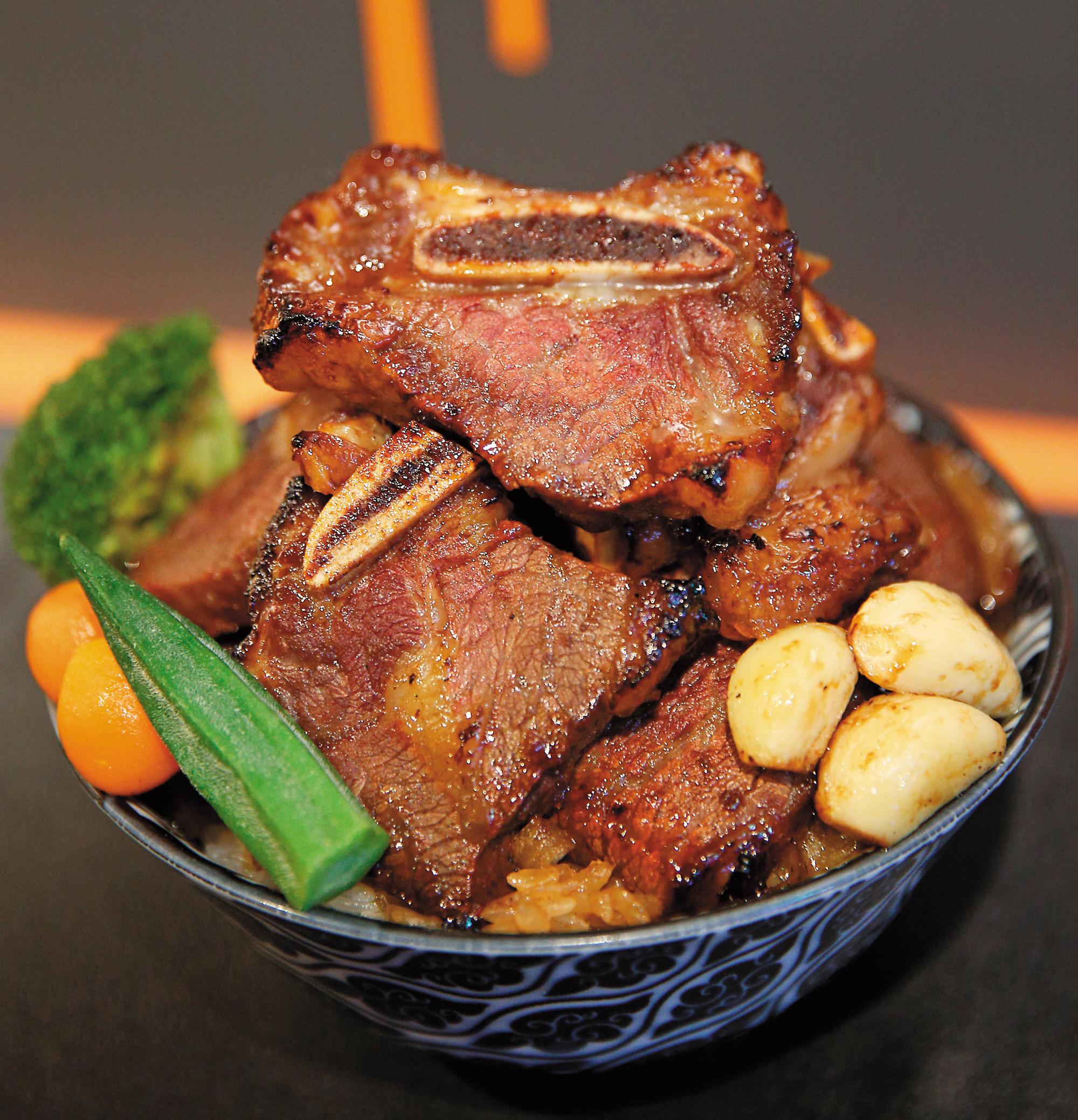 2014年開丼以牛肉其他部位推出各種燒肉丼,例如牛小排肉山丼,每塊厚切1.5公分,光肉量就占320克。(450元)