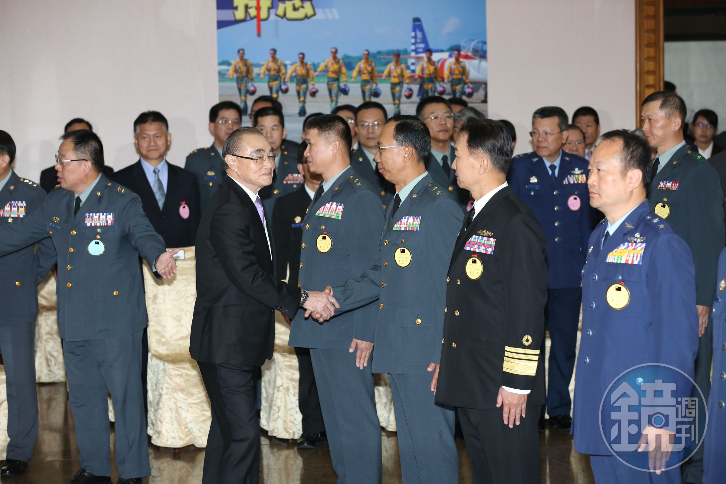 國防部今（14）日公布軍人退撫新制草案，軍人只要服役滿20年就能領月退俸。