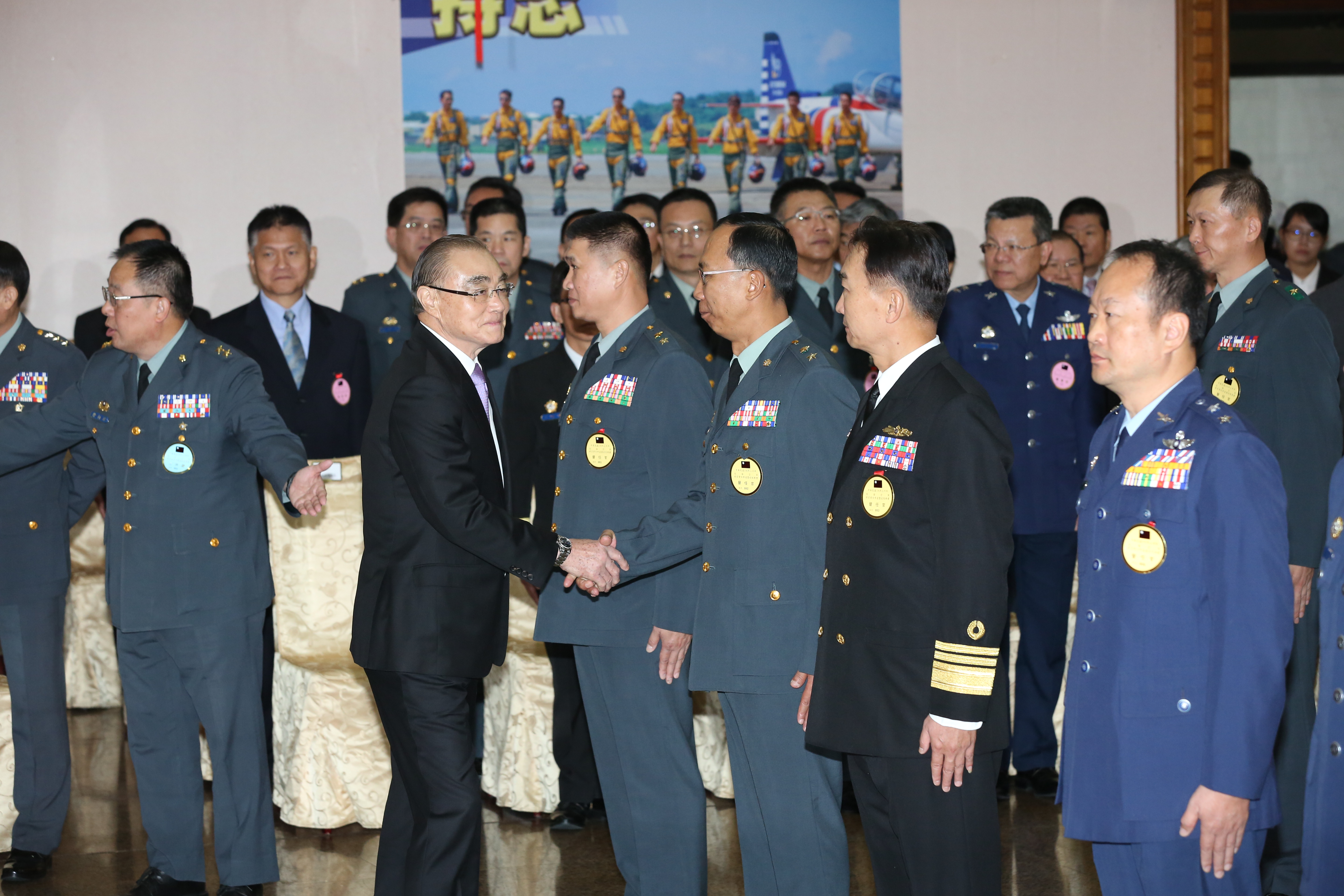 國防部今（14）日公布軍人退撫新制草案，軍人只要服役滿20年就能領月退俸。