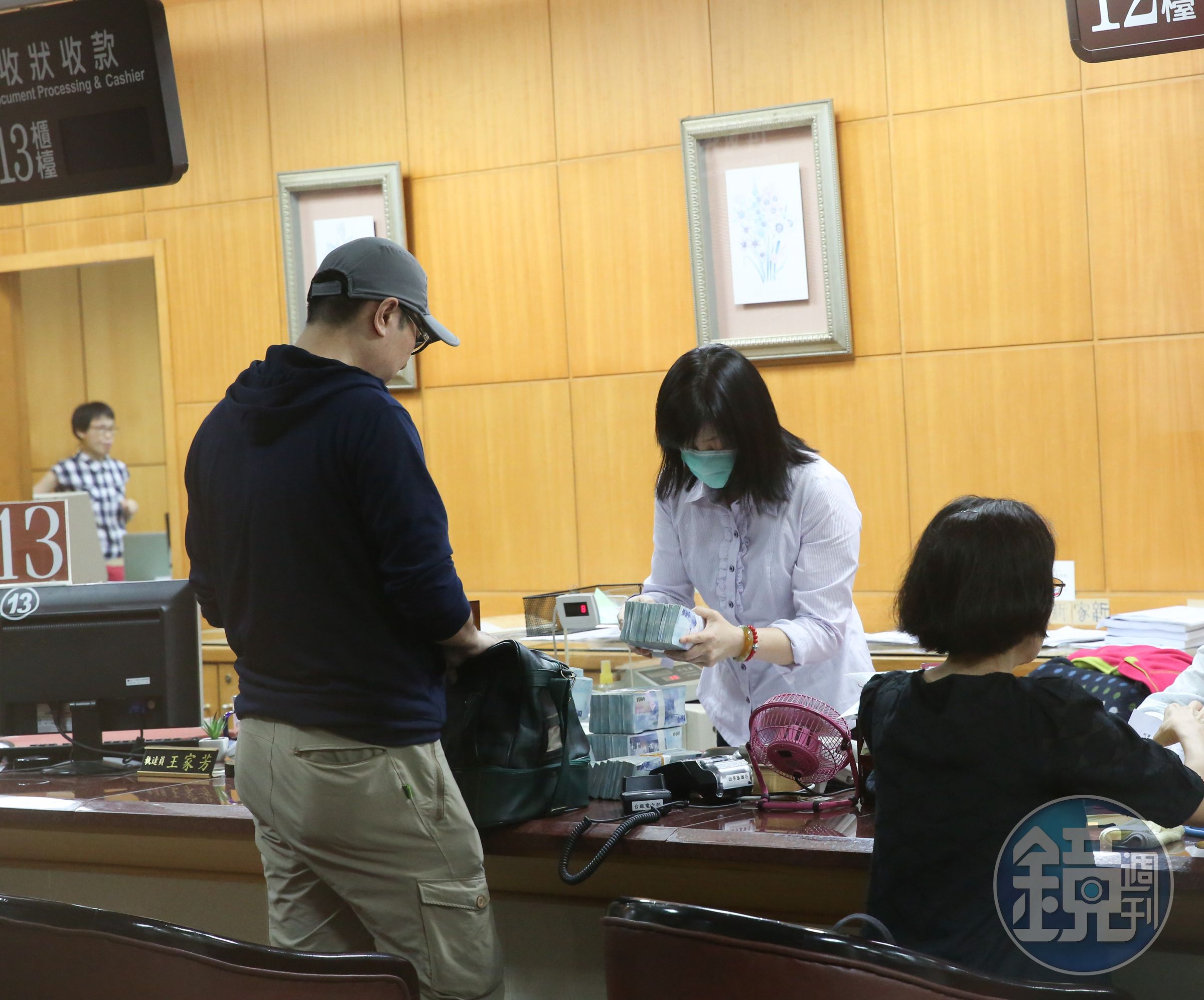 蔡正元親友在1小時內籌足1000萬元辦保。
