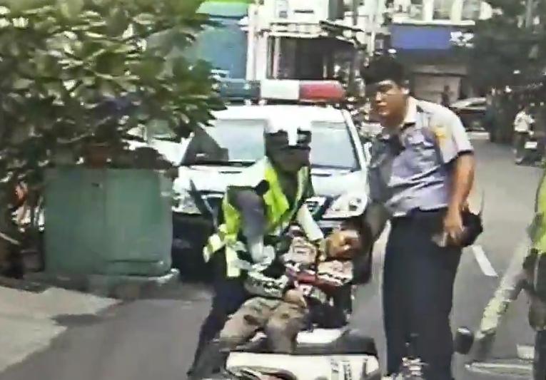 警方到達現場時,李男從大腿到小腿連中3槍 血流不止,表情痛苦。(警方提供)