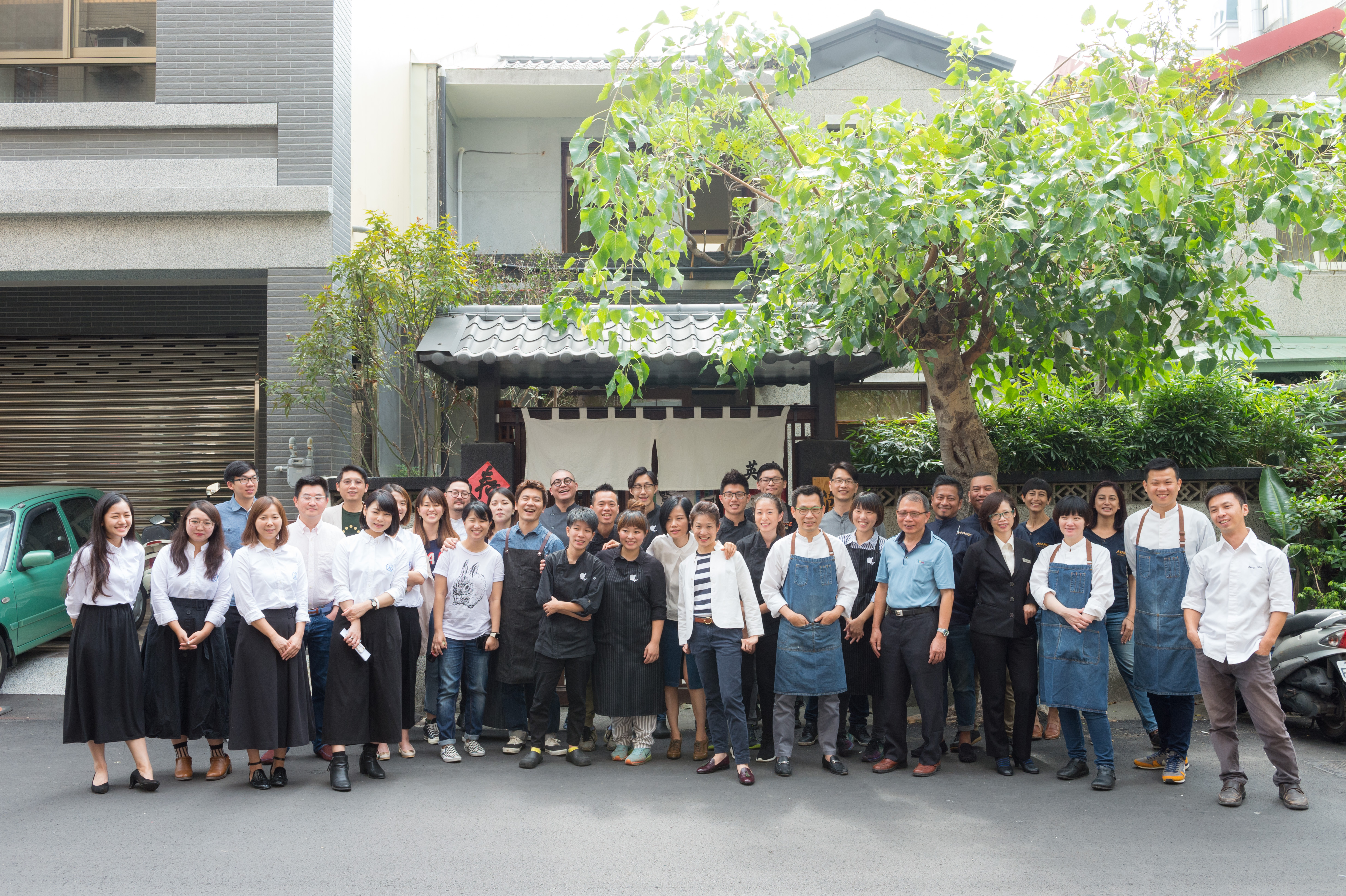 「野臺繫」餐酒會集結20位跨界職人，以料理呈現中台灣的風土滋味， 這場餐會也把台灣最難訂的幾家餐廳一次串連，多位知名大廚及職人齊聚餐會上，讓人相當期待。