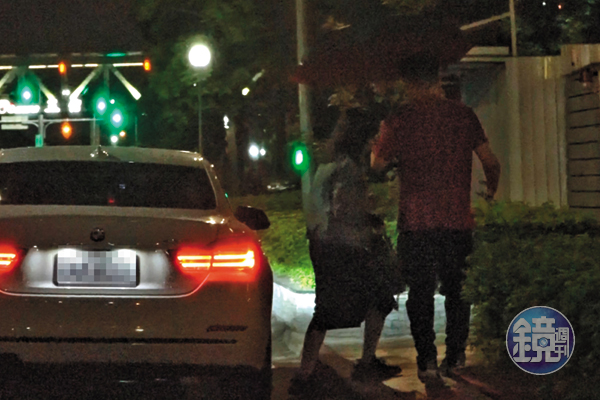 寶馬男送黃若薇回家後，還貼心為她撐傘護送到家門口。